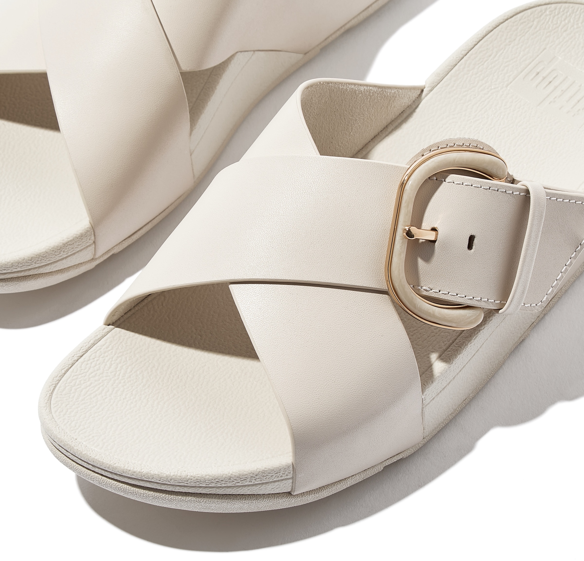 Fitflop Pantolette »LULU RESIN-BUCKLE LEATHER CROSS SLIDES«, Plateauschuh, Sandale in schmaler Form