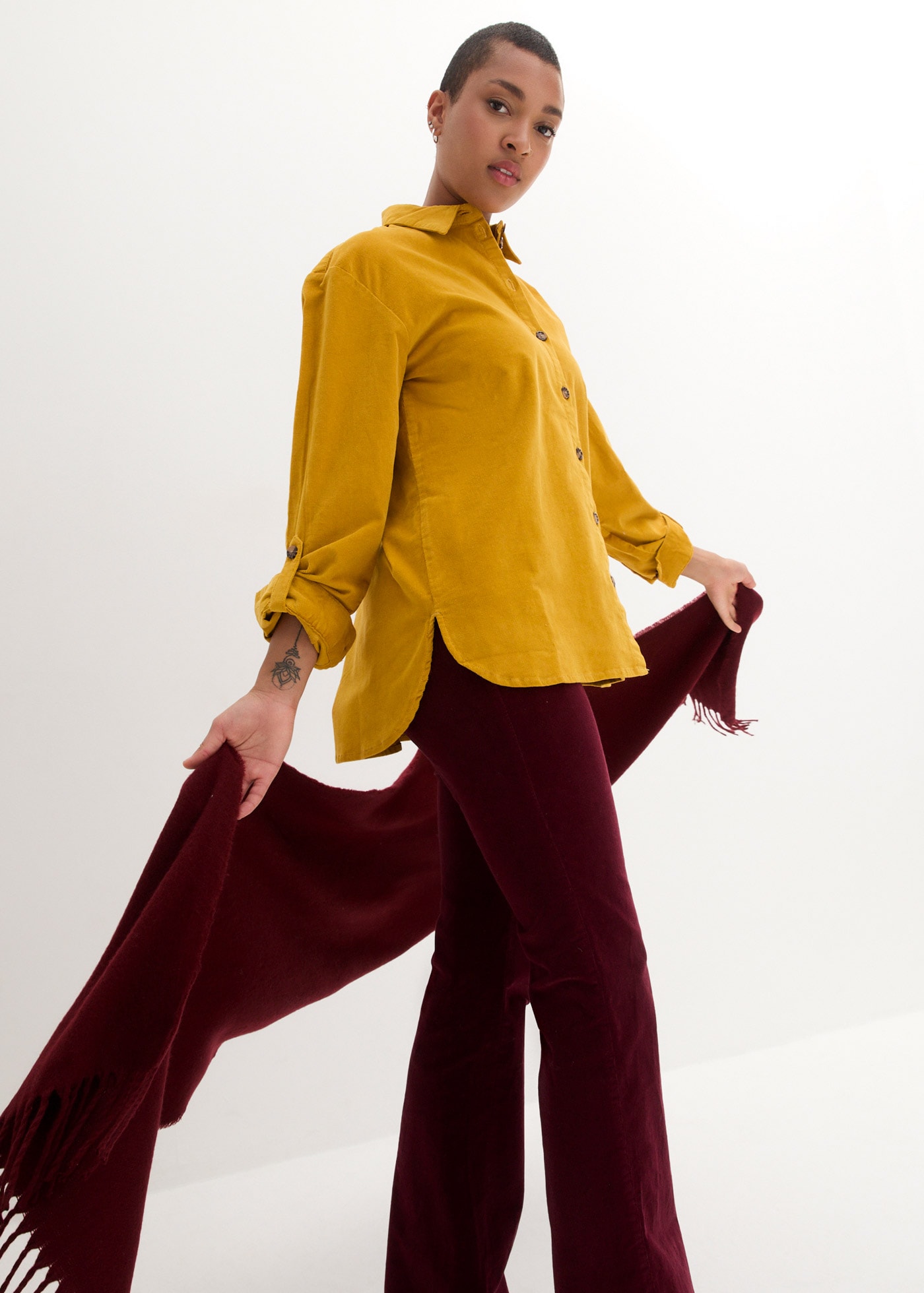 bonprix Langarmbluse »Cord-Hemd mit Seitenschlitz« lockere Passform, für den Alltag, aus Cord, mit Hemdblusenkragen