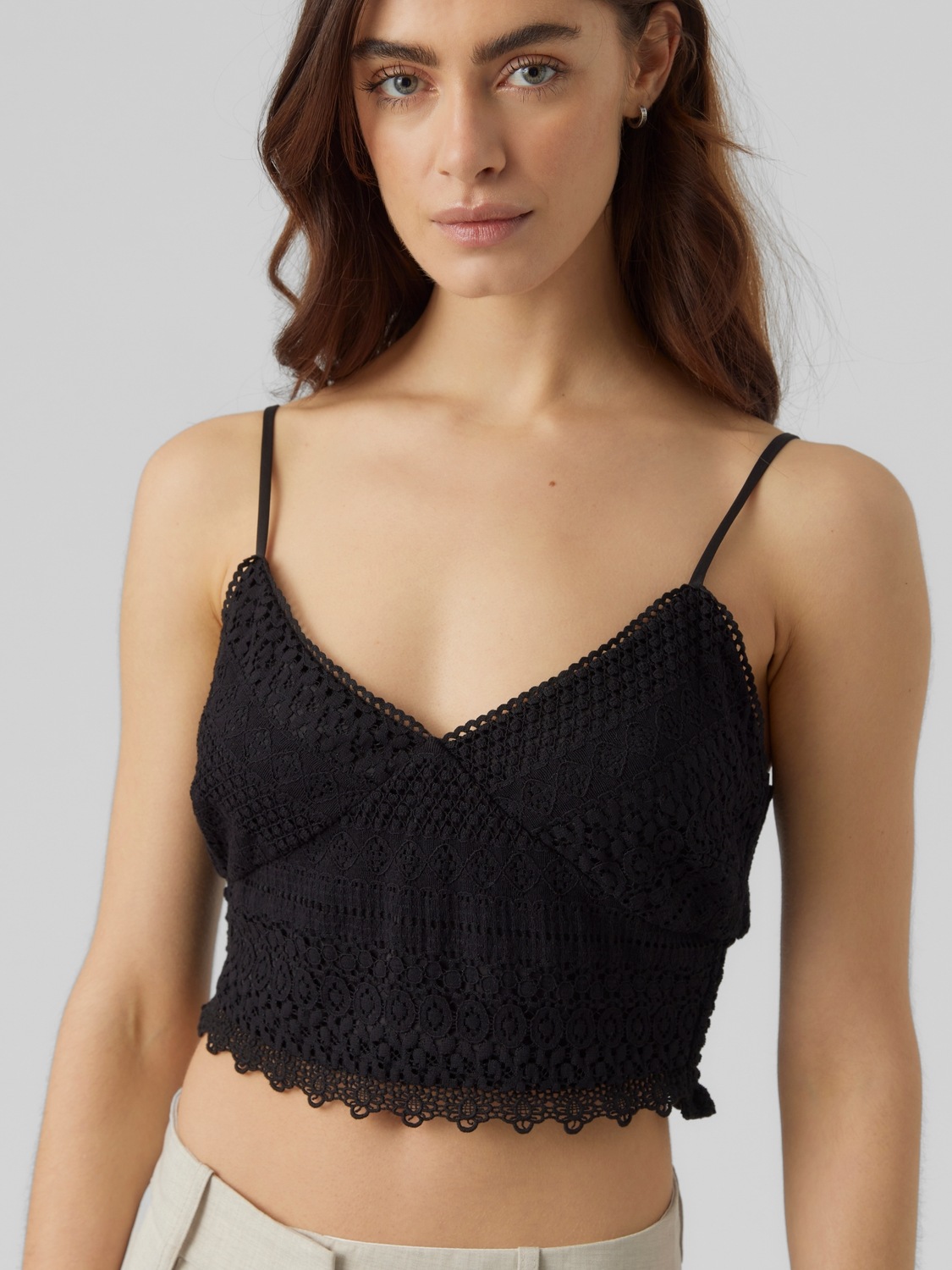 Vero Moda Spaghettitop »VMHONEY LACE V-NECK CROPPED TOP WVN«