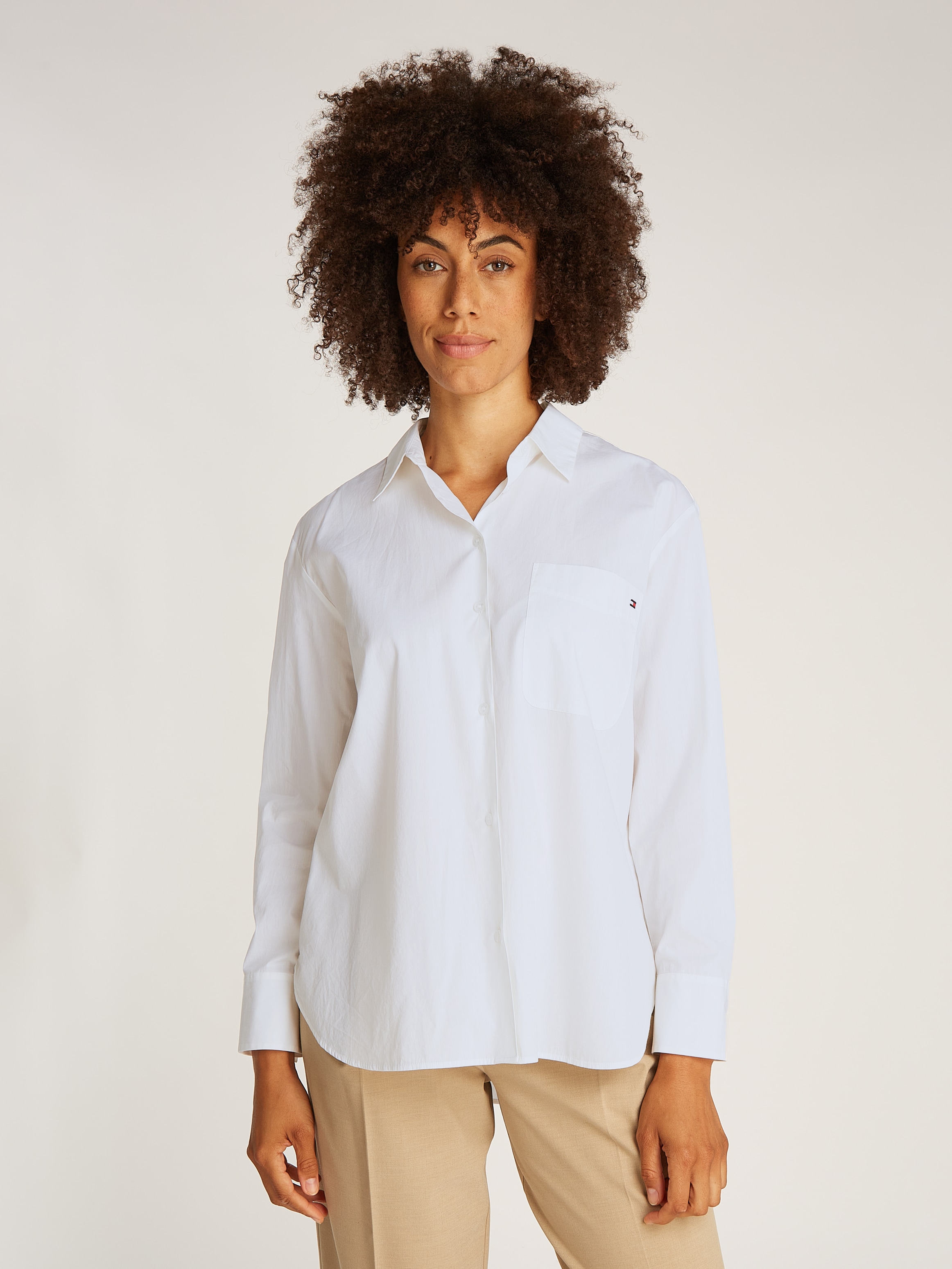 Tommy Hilfiger Hemdbluse »ESS POPLIN EASY FIT SHIRT«, Hinten länger geschnitten mit abgerundetem Saum