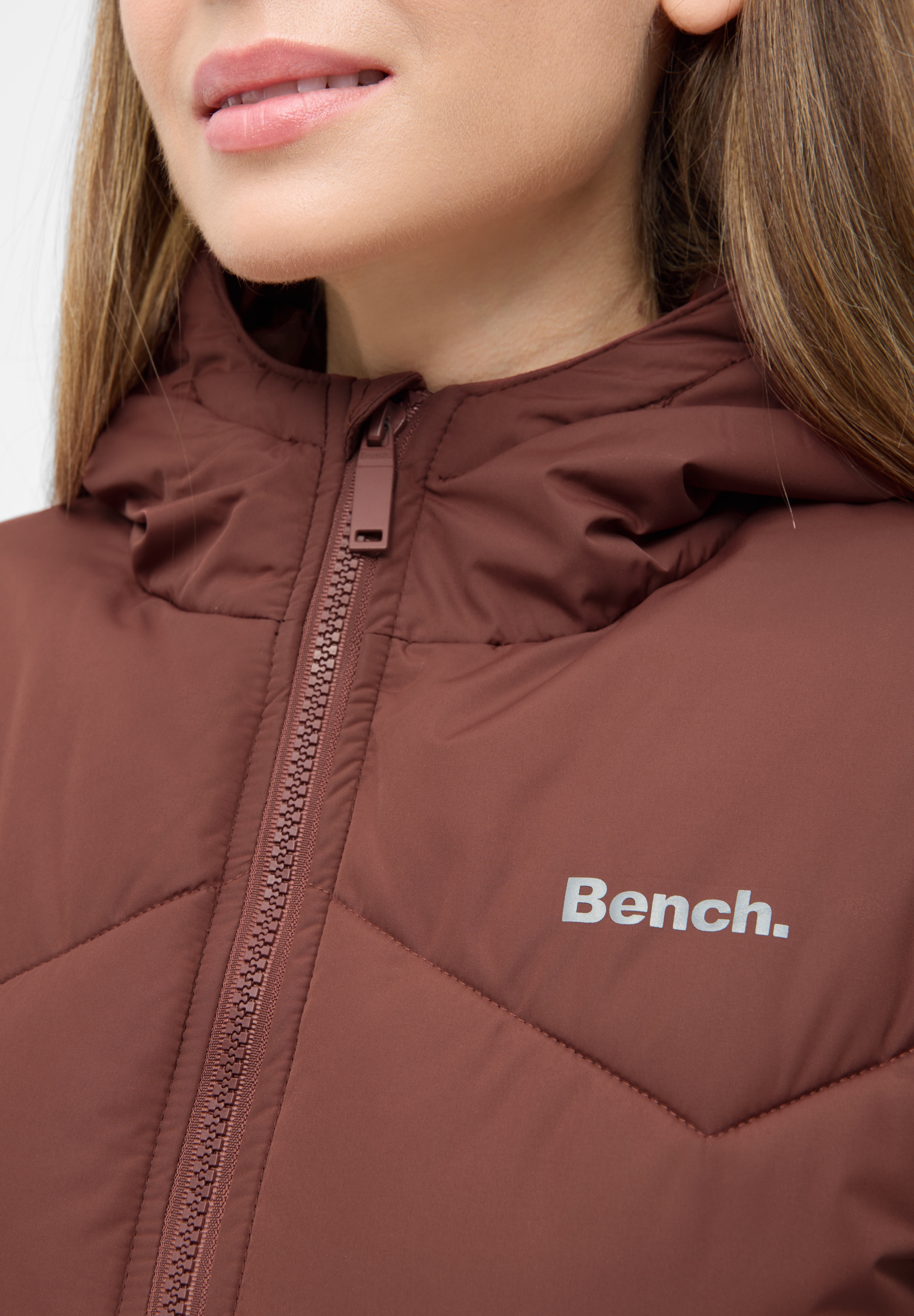 Bench. Steppjacke »KRIYA« mit Kapuze leichte Winterjacke mit hoher Wärmeleistung und Zick Zack Steppung