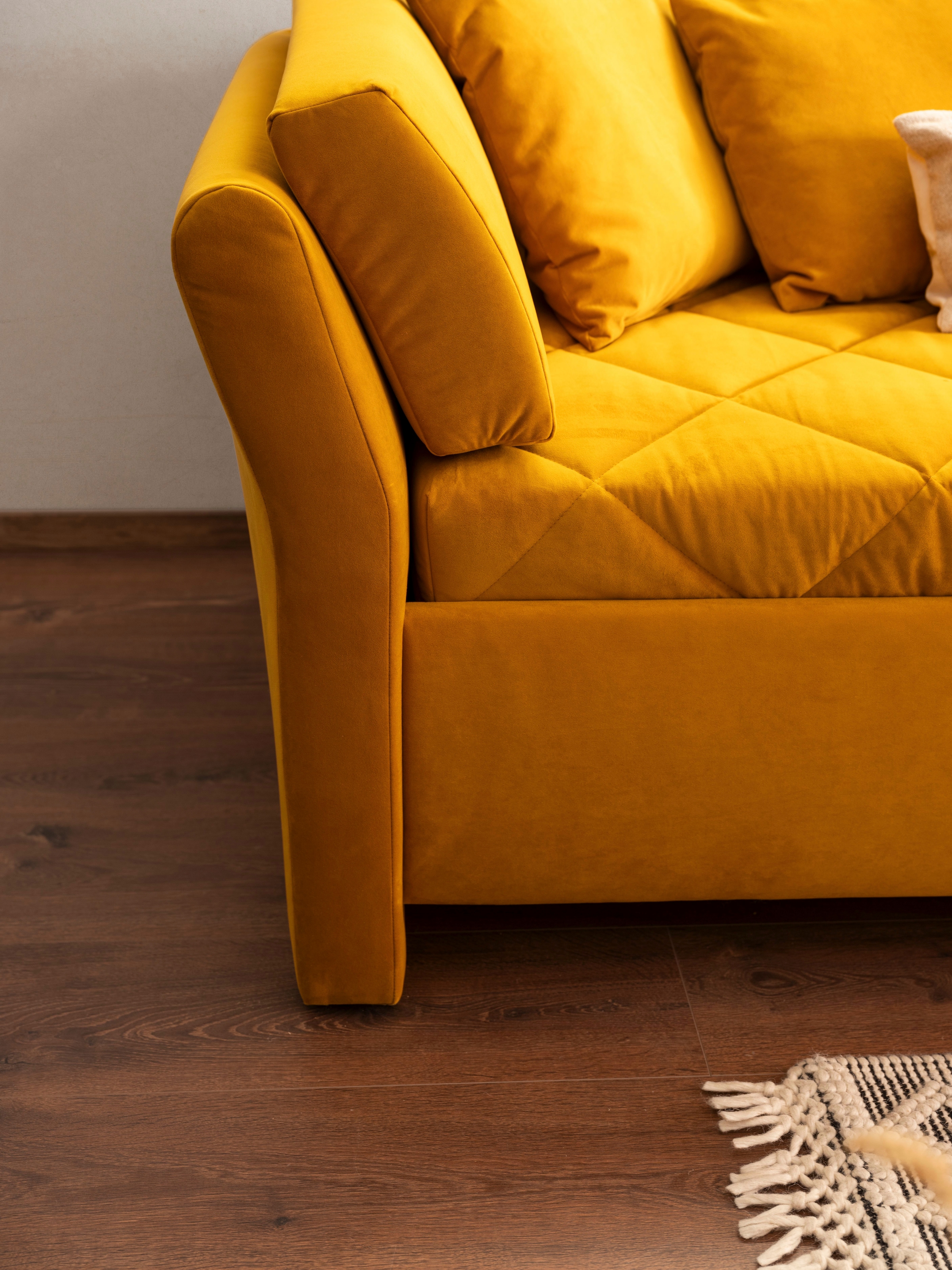 alina Schlafsofa »Lindsay«, Bettkasten, Zierkissen-Set aus: 2 Stk. 40x40cm, 1 Stk. 30x30cm