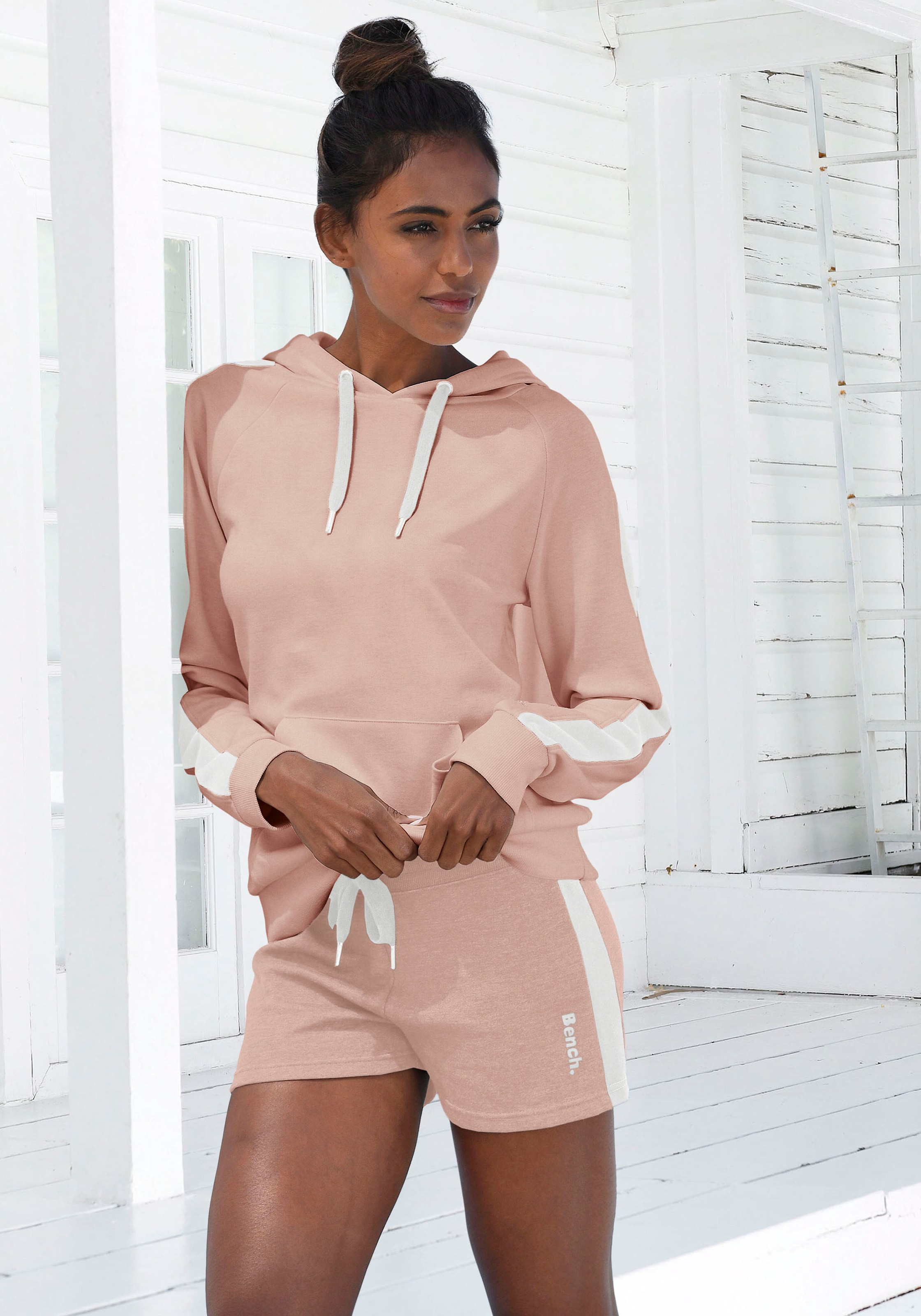 Bench. Loungewear Relaxshorts, mit Seitenstreifen, Loungewear