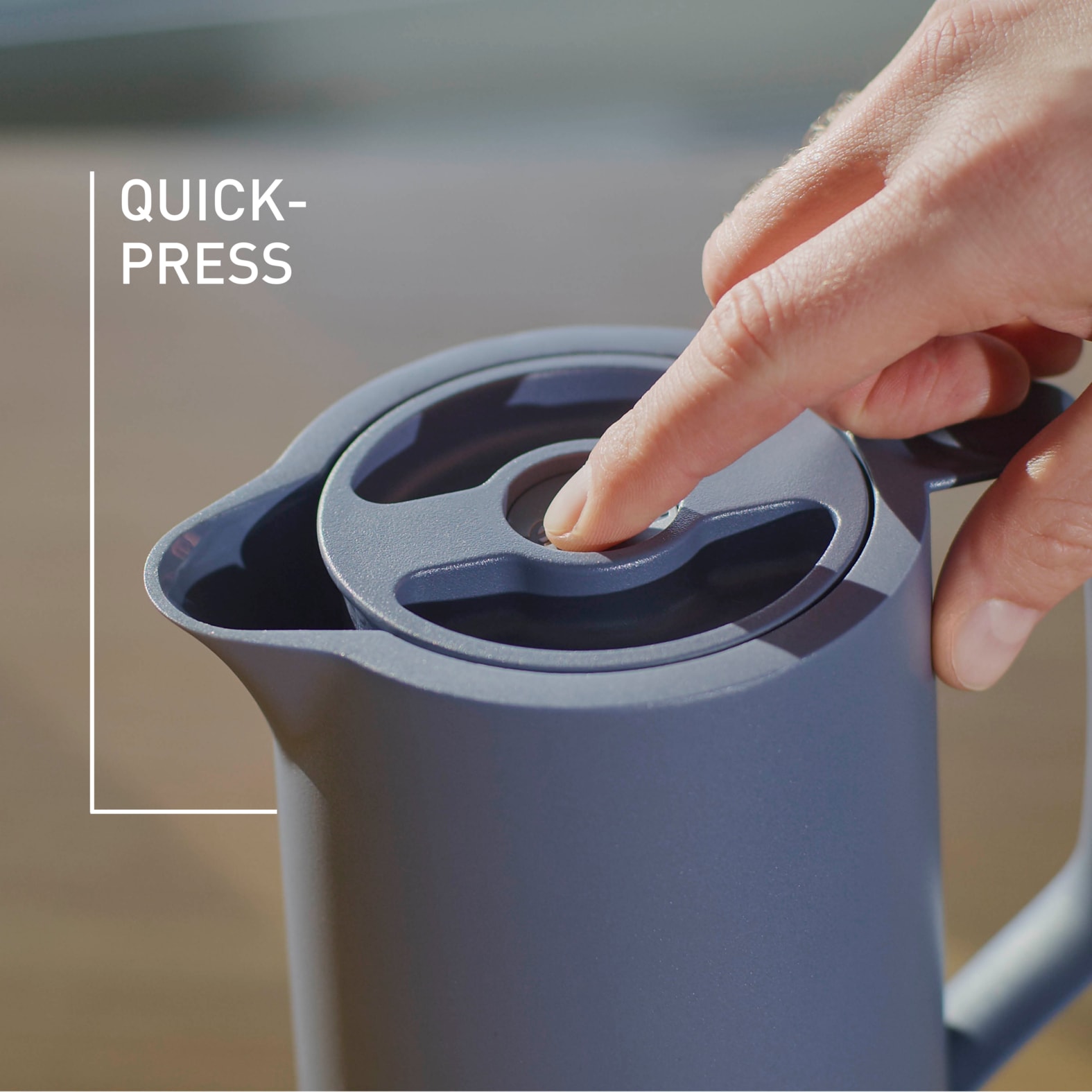 Emsa Isolierkanne »Motiva in modernem Design, 100% auslaufsicher, Made in Germany« 1 l doppelwandiger Glasisolierkolben, bis zu 12h warm/24h kalt,  Quick-Press-Deckel, Einhandbedienung, ergonomischer Schraubdeckel