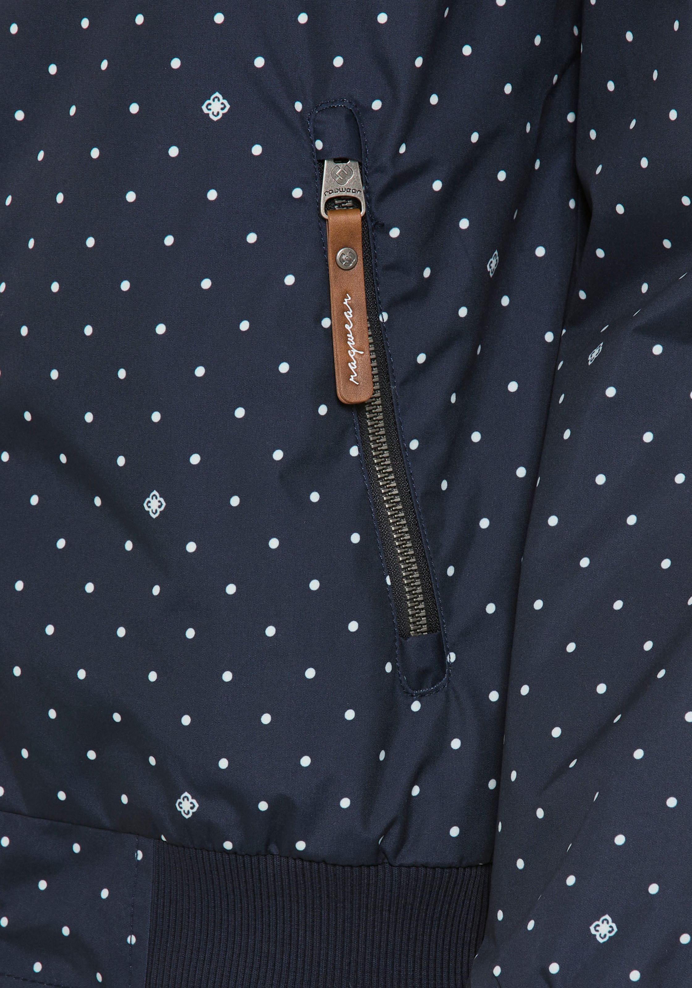 Ragwear Outdoorjacke »NUGGIE DOTS O« mit Kapuze aus Polyester, hüftlange Passform, hochschließender Kragen
