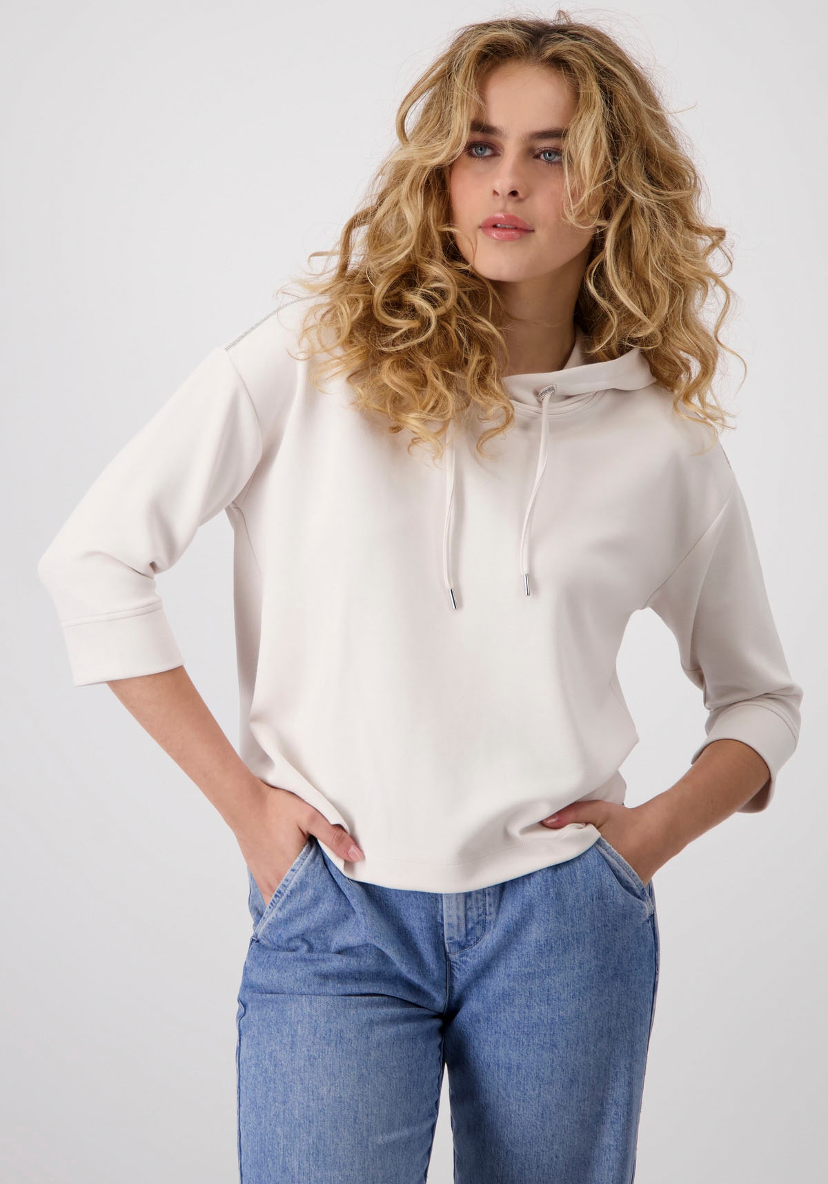 Monari Sweatshirt »Sweatshirt Schmuckkette«, Mit Kapuze mit Schmucköse und Bindeband