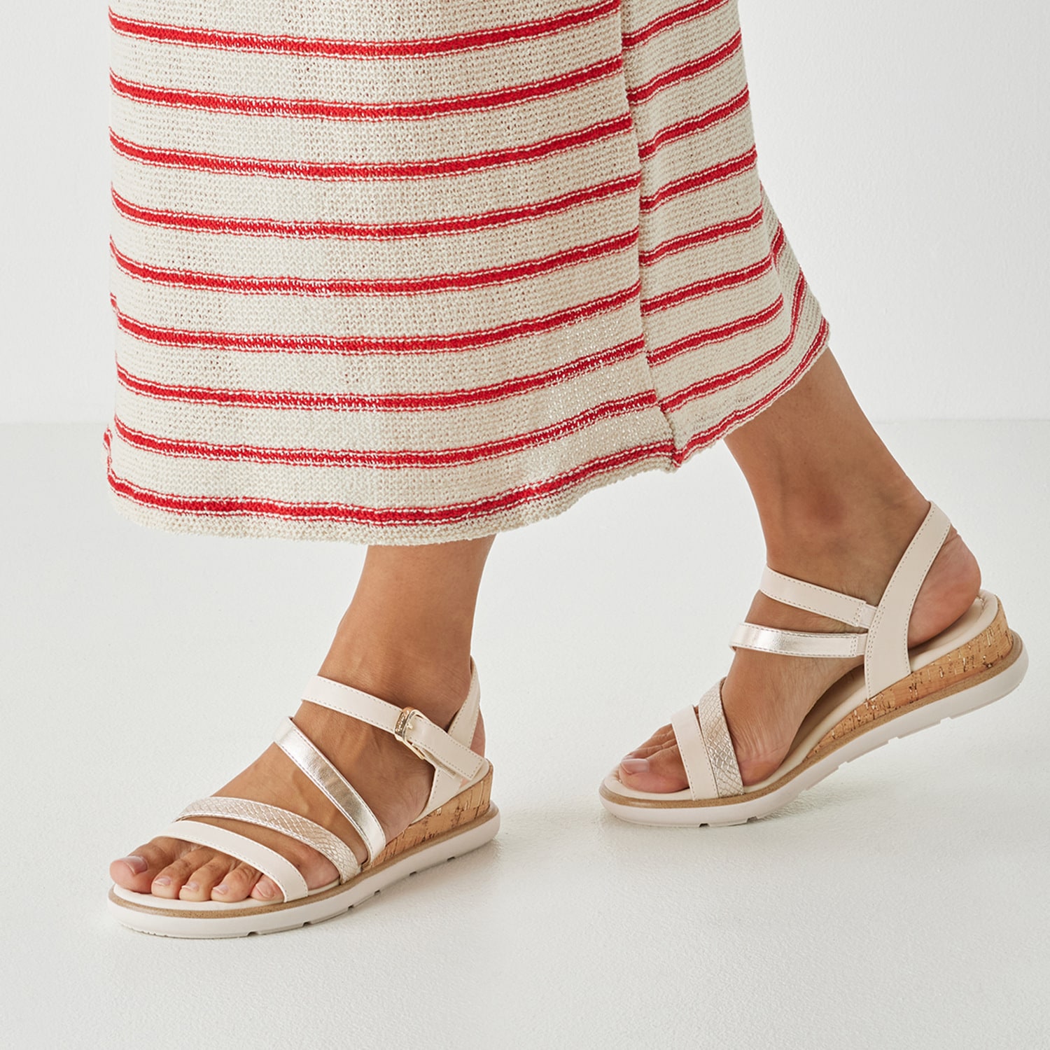 Tamaris Keilsandalette  Sommerschuh, Riemchensandale in veganer Verarbeitung