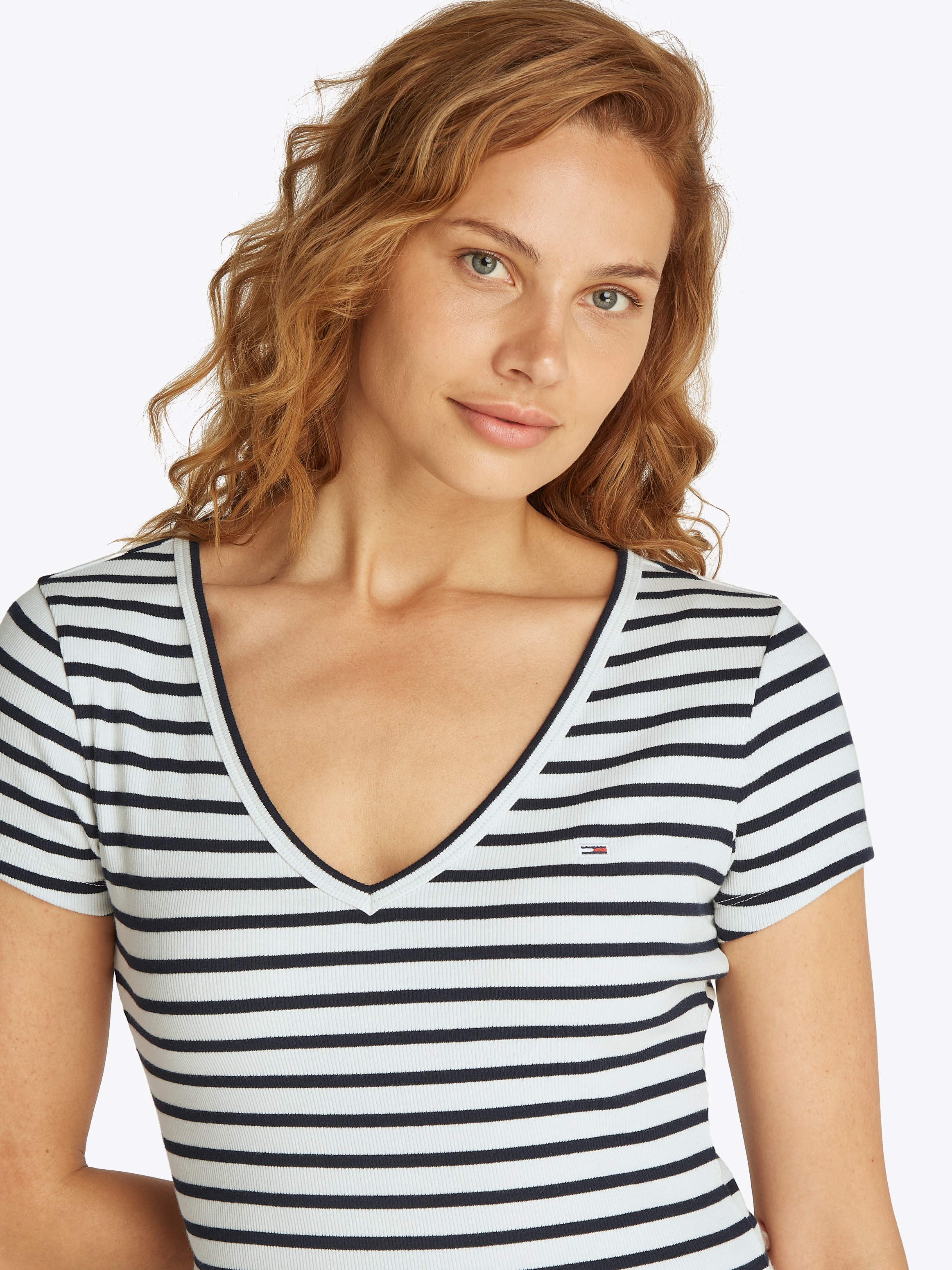 Tommy Jeans Kurzarmshirt »TJW SLIM ESSENTIAL RIB V SS« mit gerippter Struktur