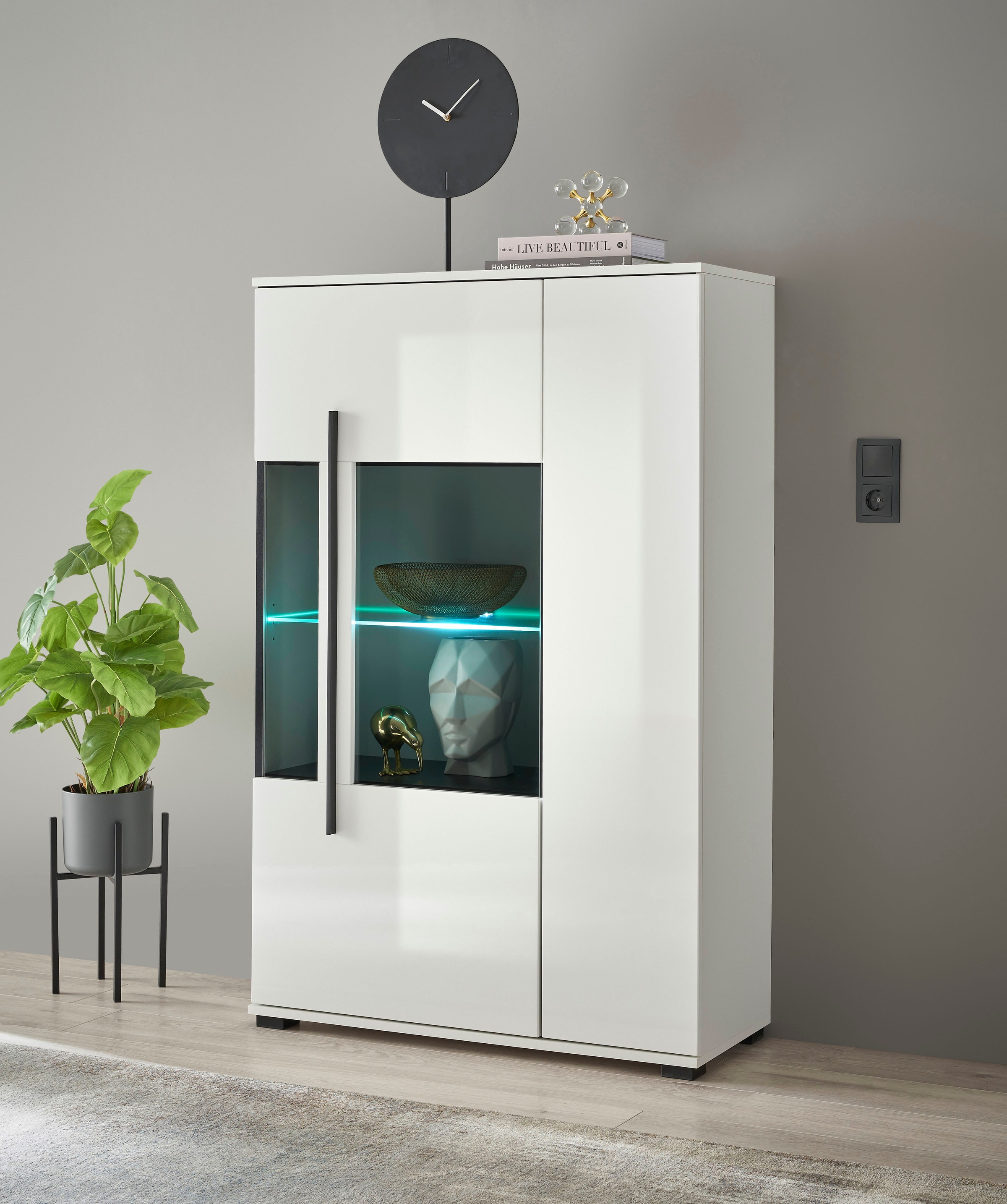 INOSIGN Vitrine »Cantara, Vitrinenschrank in Eiche Evoke oder weiß, Standvitrine«, schwarzer Stangengriff, ausreichend Stauraum, vielseitig einsetzbar