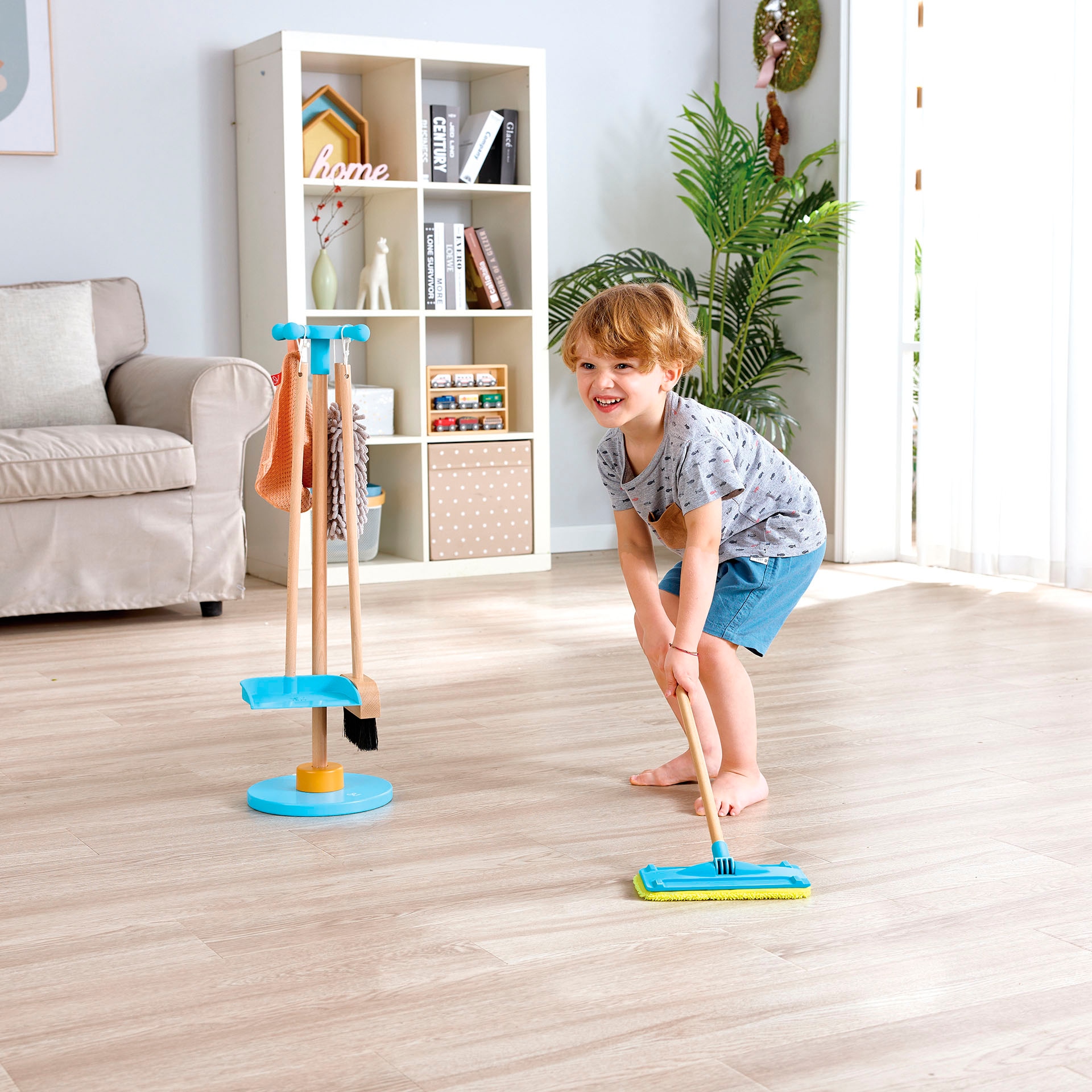 Hape Kinder-Besen »Spielzeug-Putzset mit Ordnungsständer«, (Set, 6 tlg.)