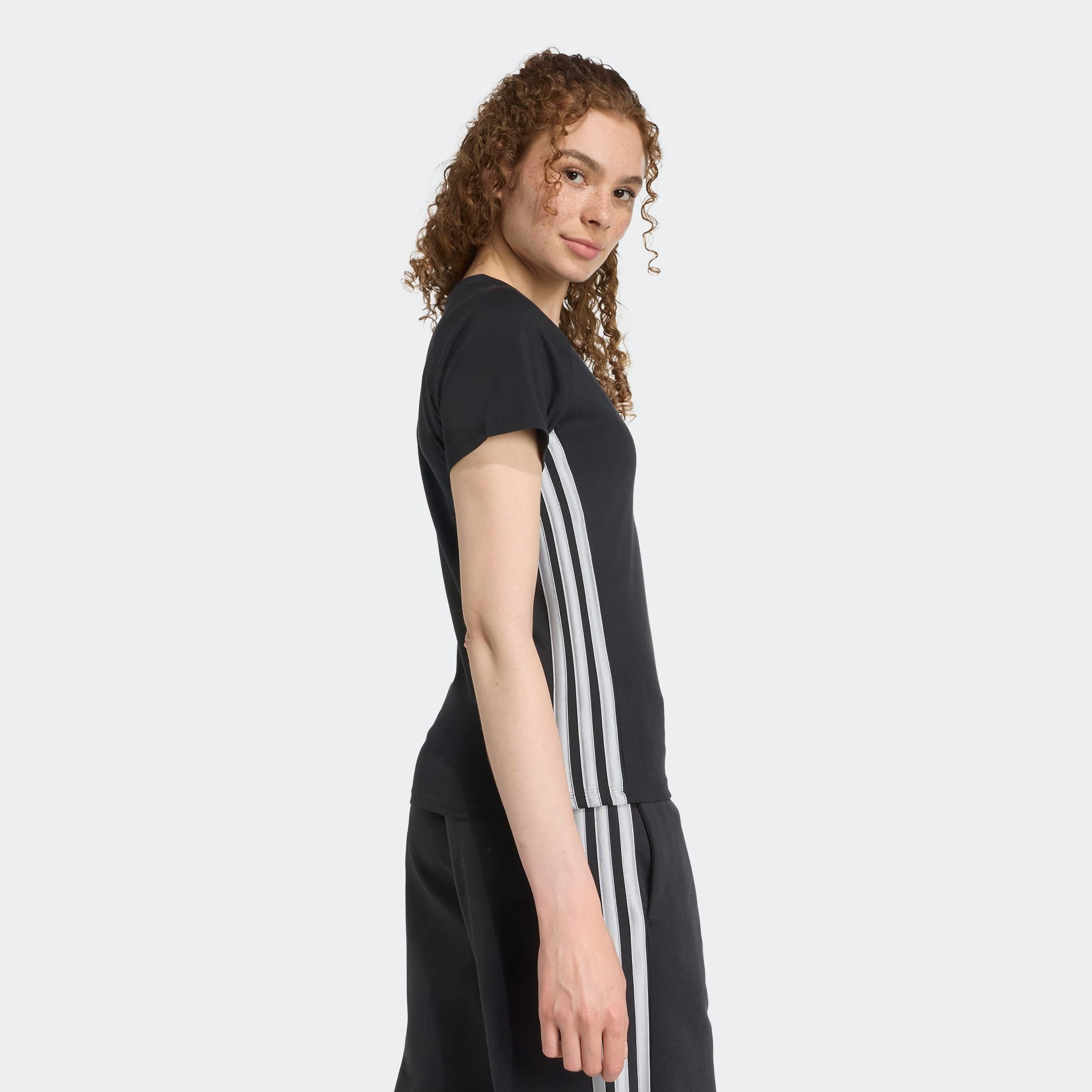 adidas Sportswear T-Shirt »HOLIDAY 3-STREIFEN SCHMAL GESCHNITTENES« schmal geschnittene Passform, Rundhalsausschnitt