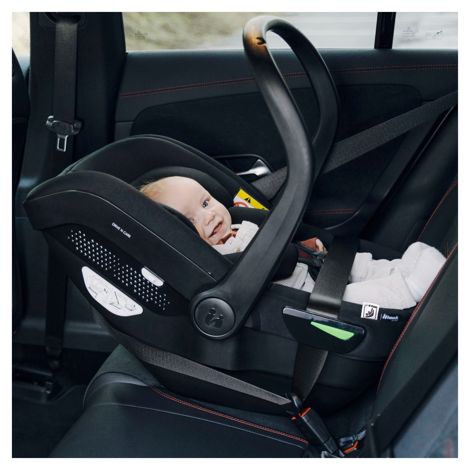 Hauck Babyschale »Drive N Care«, Klasse 0+ (bis 13 kg), (Set, 2 tlg.), inklusive Base und Neugeborenen-Einlage