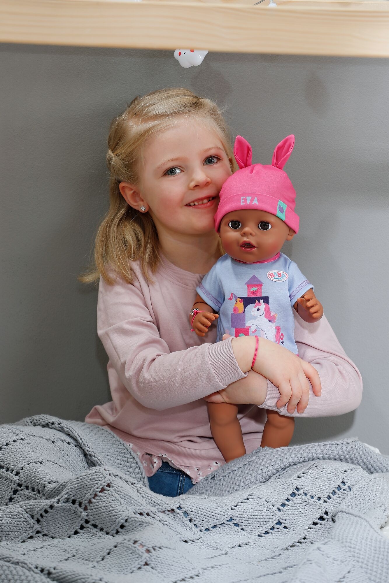 Baby Born Babypuppe »Eva Click & Play 43 cm« mit Click-&-Play: Hält Fläschchen und Löffel selbst - ohne Batterien