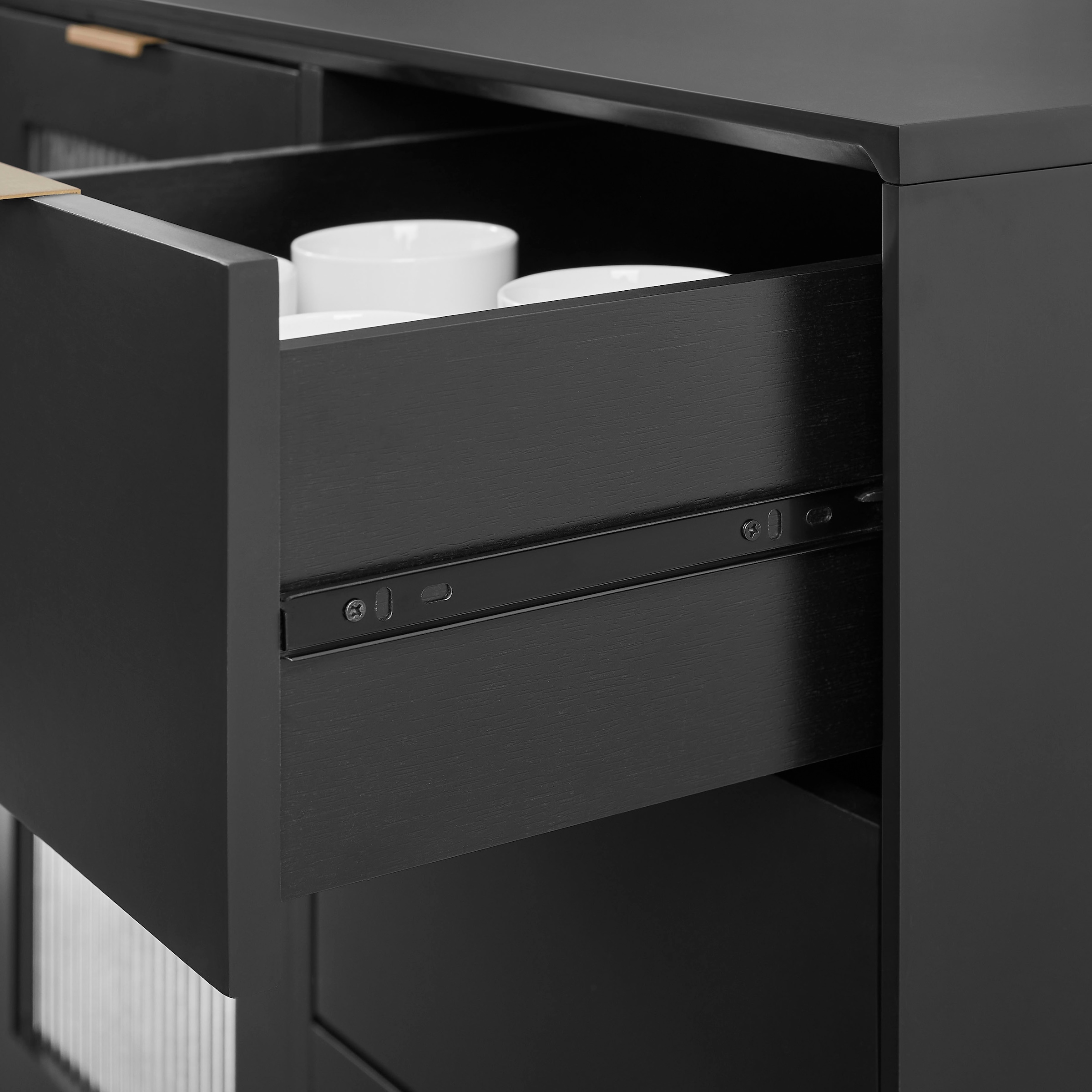 Leonique Sideboard »Lavisha« FSC-zertifiziertes Holz kombiniert Melamin, verchromten Metallgriffen