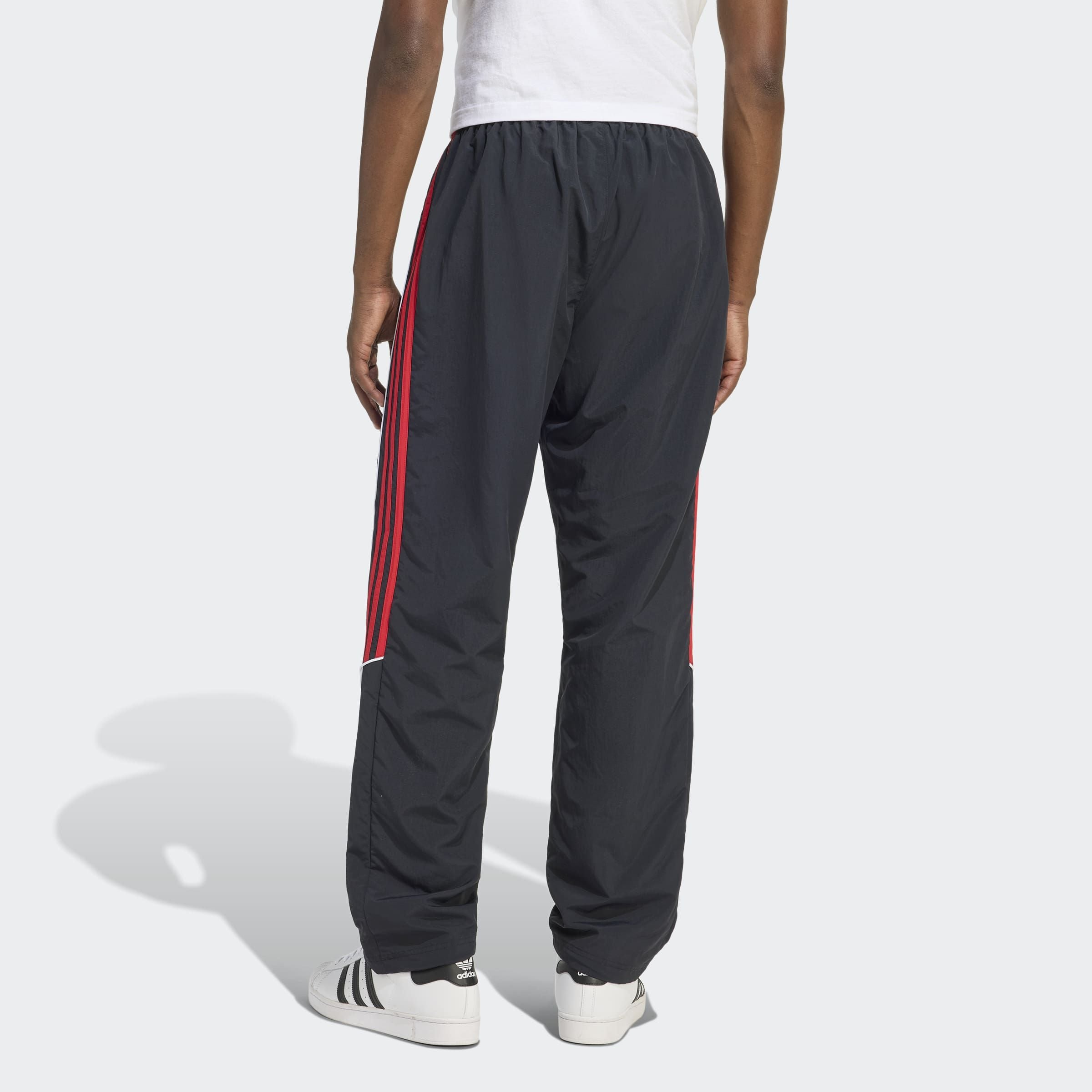 adidas Originals Sporthose »TEAMGEIST MOTO TRACKPANT«  lockere Passform, für lässigen Komfort und Flexibilität