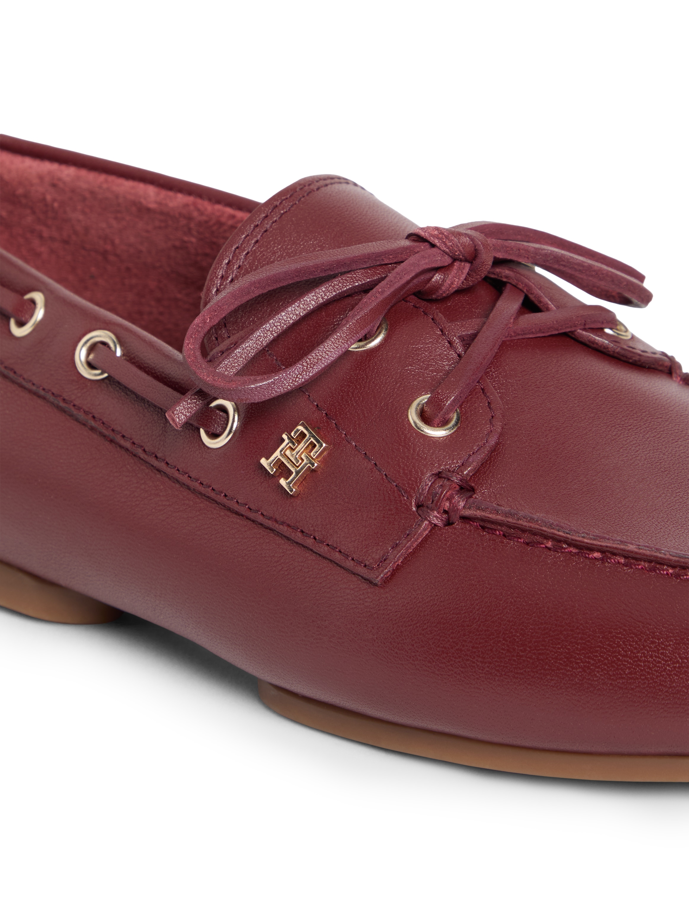 Tommy Hilfiger Bootsschuh »TH SLEEK LEATHER BOAT SHOE«  Bootsschuh, Businessschuh mit Blockabsatz und Ösen mit Durchzug