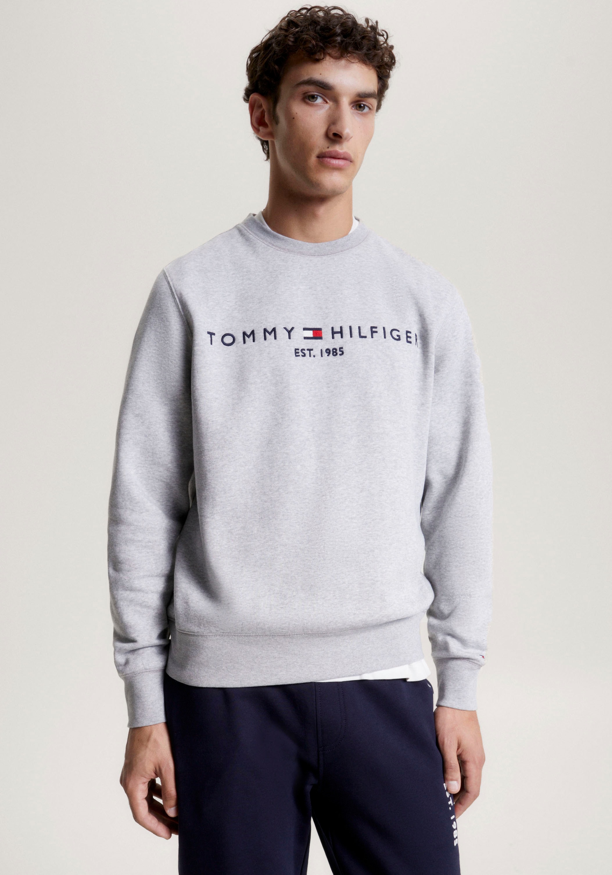 Tommy Hilfiger Sweatshirt »TOMMY LOGO Rundhalsausschnitt mit SWEATSHIRT«, bei klassischem ♕