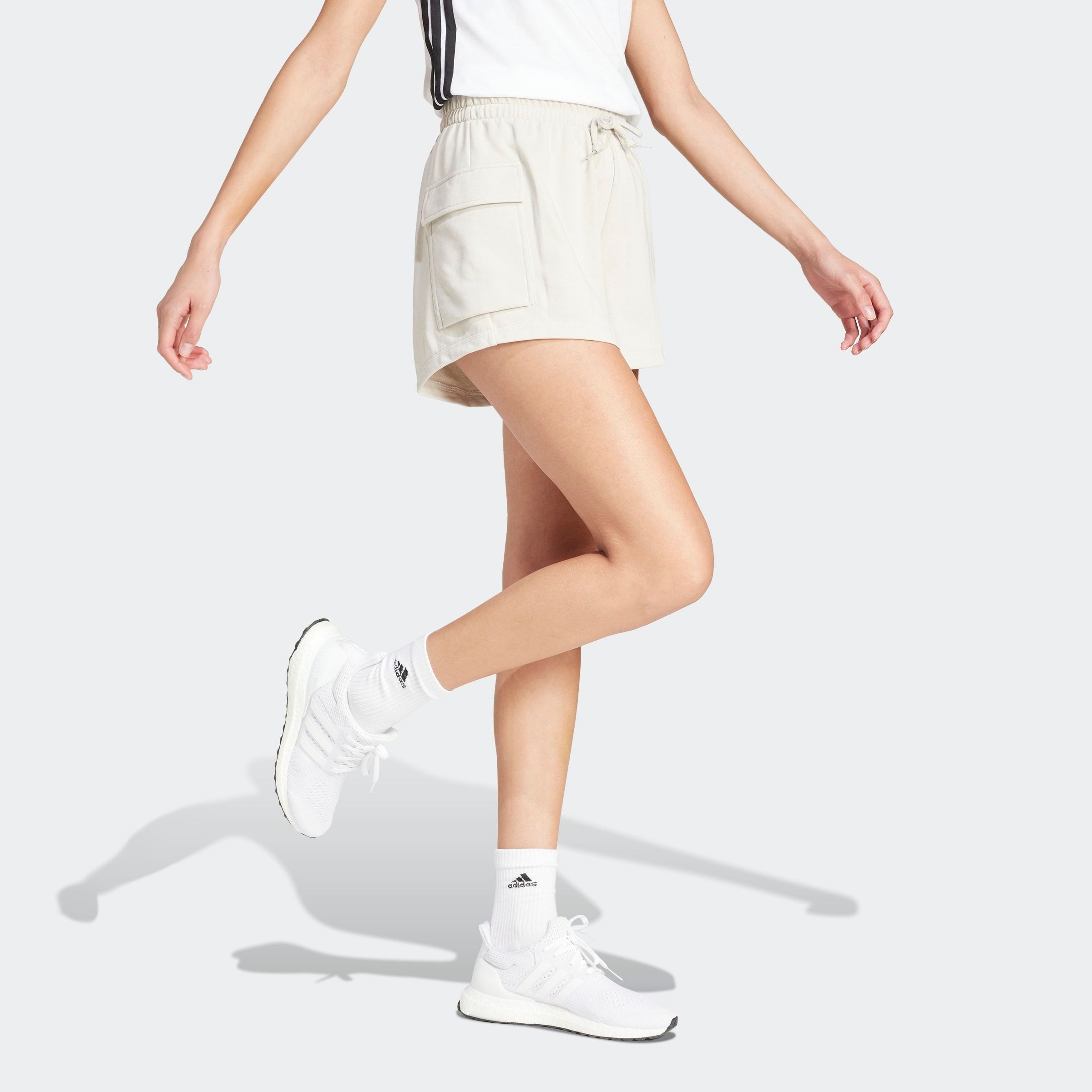 adidas Sportswear Shorts »ESSENTIALS SMALL LOGO FRENCH TERRY«  lockere Passform, mit Kordelverschluss, aus weichem French Terry