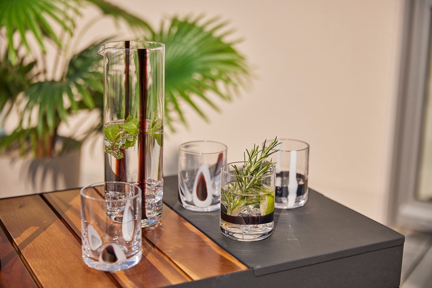 LEONARDO Wasserkrug »BANDA NERA, Krug, 1 Liter« in konischer Form, mit Farbglasstreifen