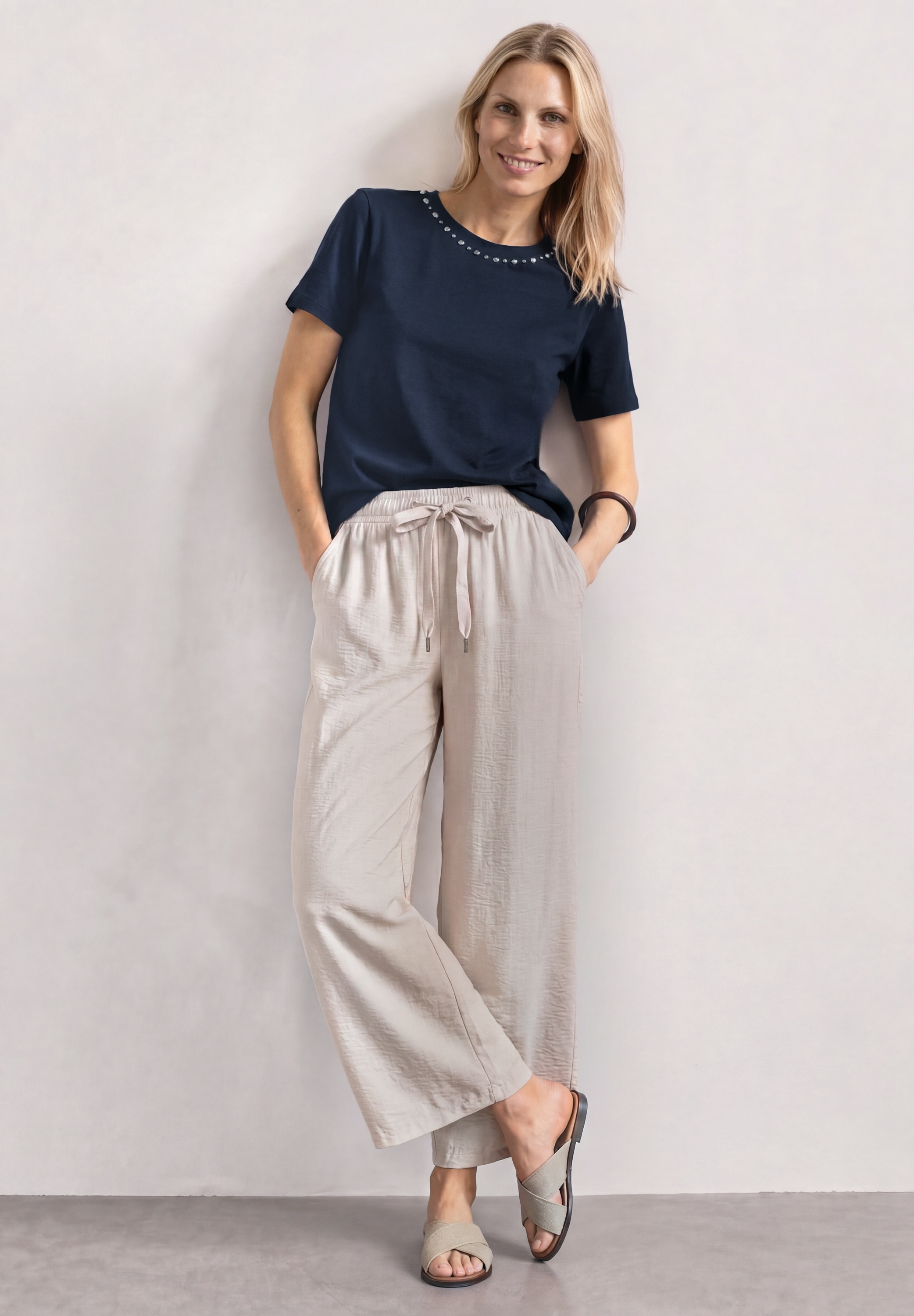 STREET ONE Kurzarmshirt Sommershirt mit dekorativen Details am Rundhals