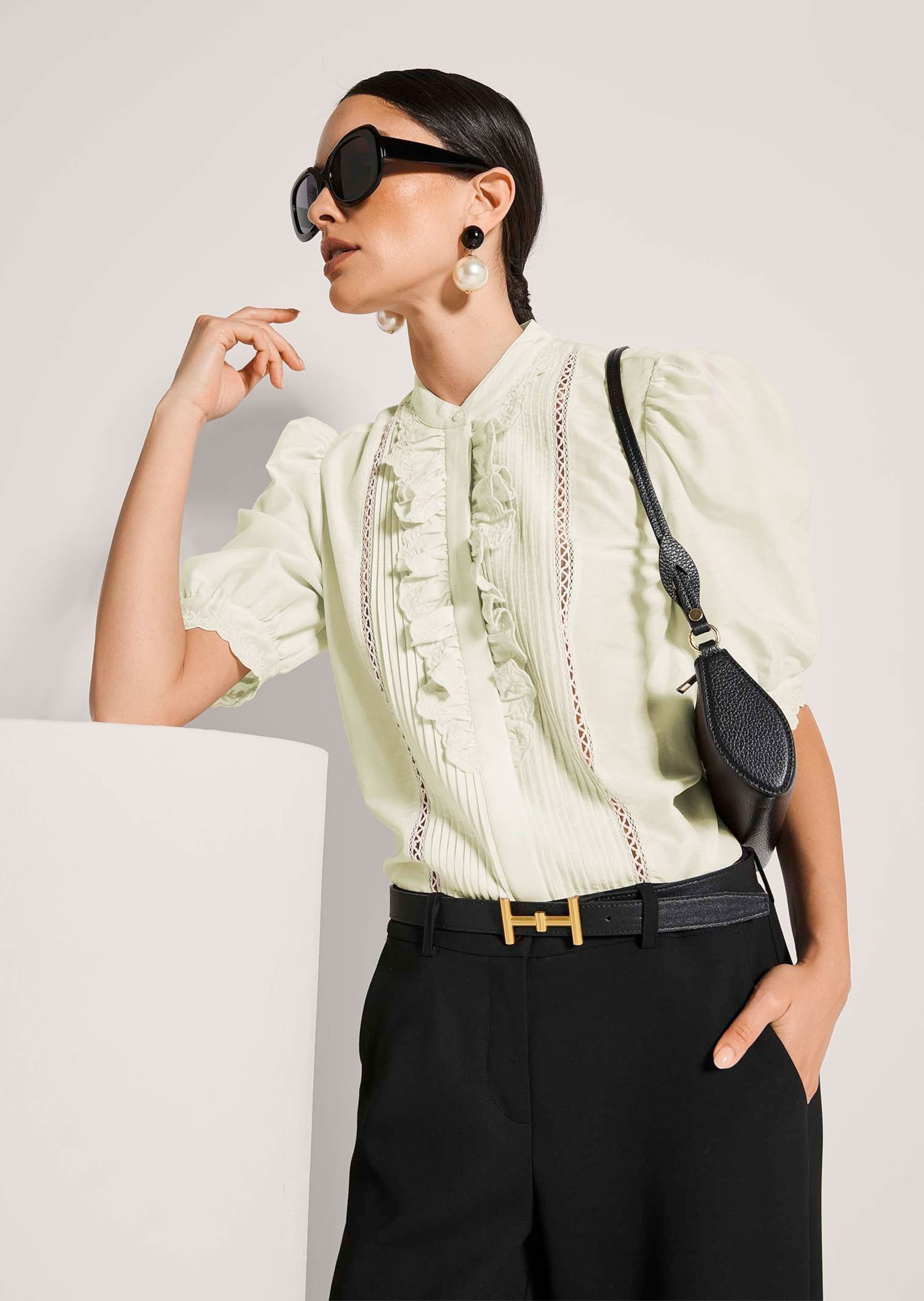 MADELEINE Kurzarmbluse »Rüschenbluse Blusenshirt mit Spitzendetails« Feine Spitzenbänder