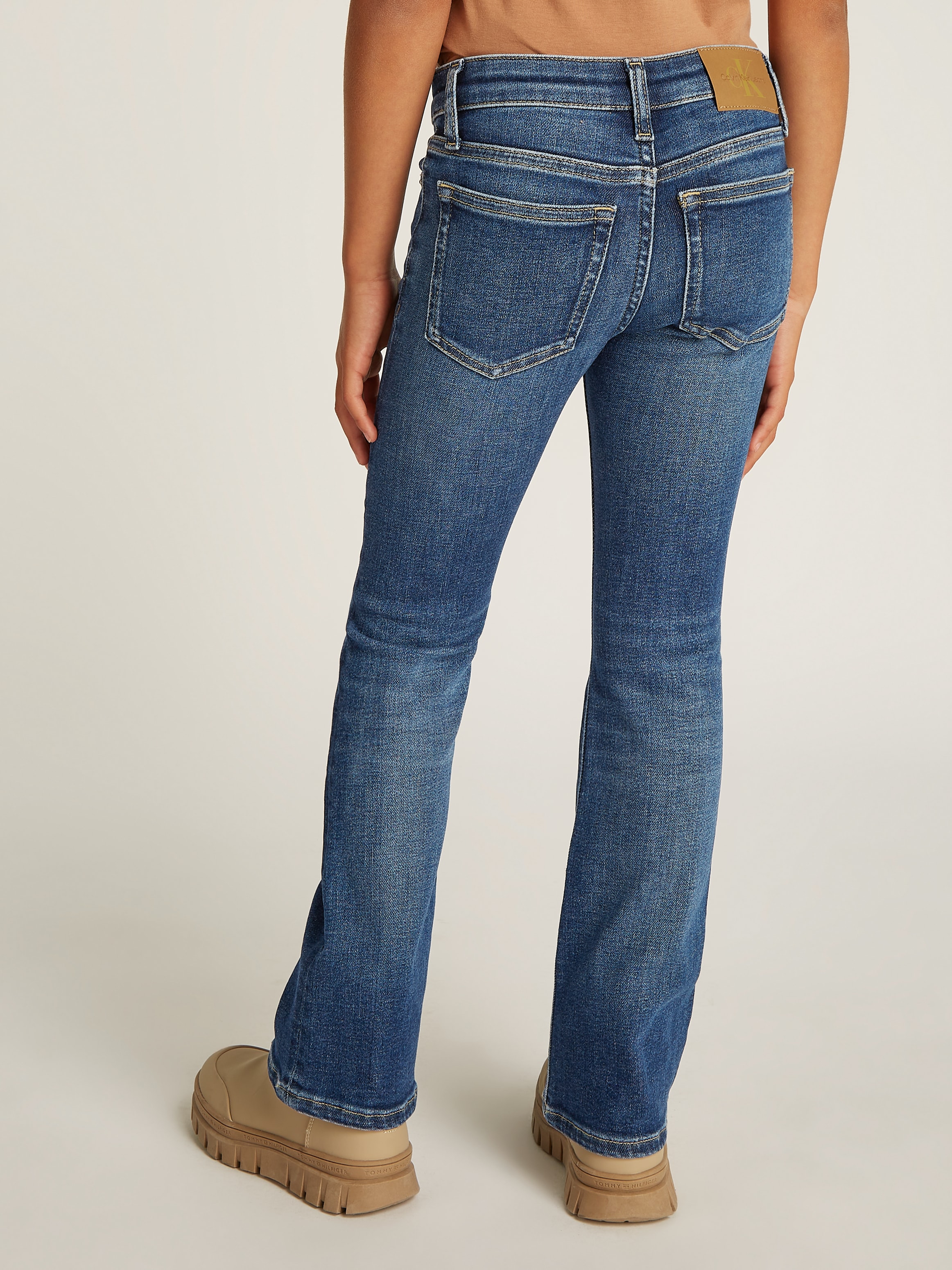 Calvin Klein Jeans Bootcut-Jeans »MR FLARE DARK BLUE VISUAL DENIM«, für Kinder bis 16 Jahre mit Logopatch