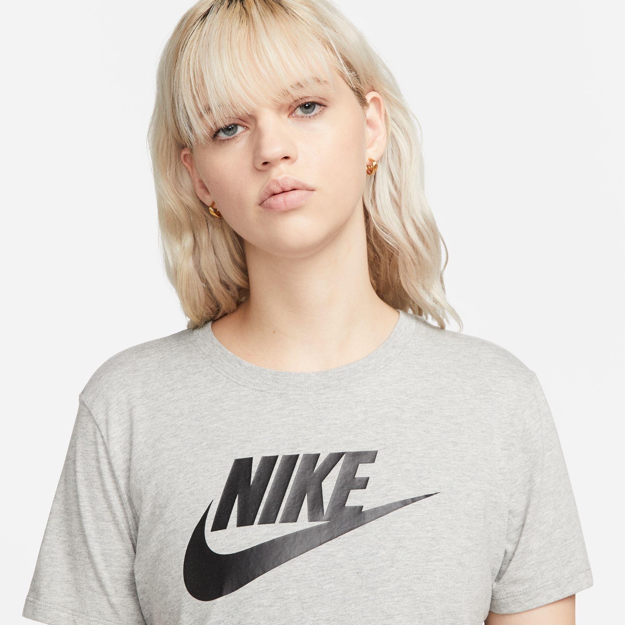 Nike Sportswear T-Shirt »ESSENTIALS WOMEN'S LOGO T-SHIRT«, Basic Damen T-Shirt mit Logo
