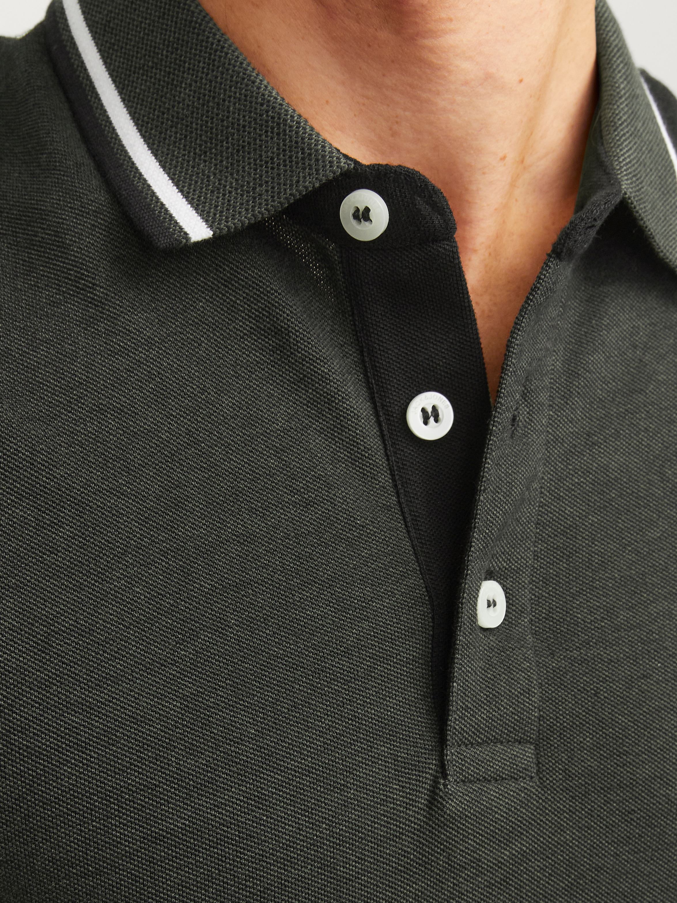 Jack & Jones Poloshirt »JJEPAULOS  Poloshirt mit klassischem Kragen und figurbetonter Form« Logostickerei, modisch, schmal, Baumwolle, Polokragen