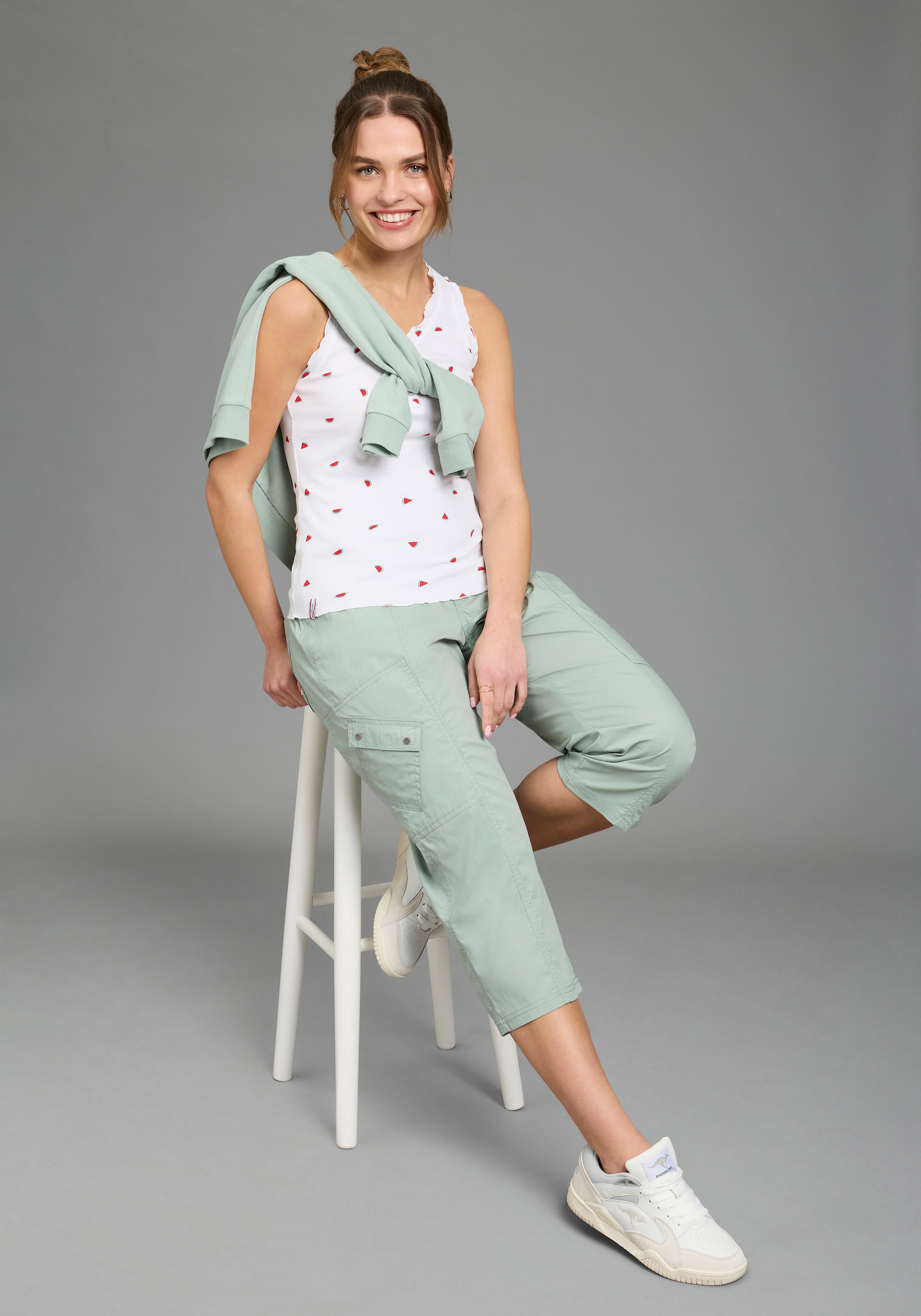 KangaROOS Shirttop hüftlang, mit V-Ausschnitt und Knopfleiste, ärmellos, figurbetont