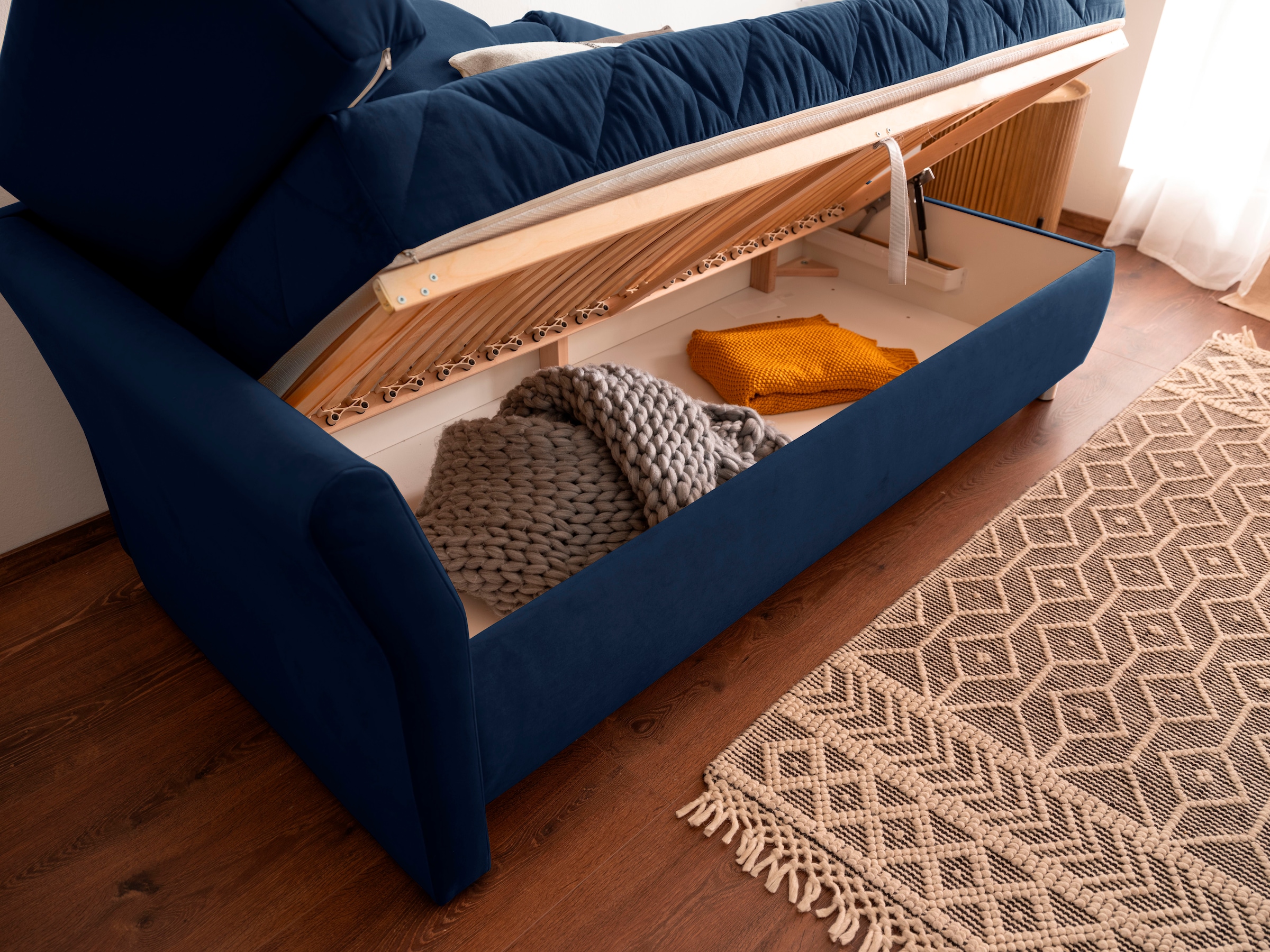 alina Schlafsofa »Lindsay«, Bettkasten, Zierkissen-Set aus: 2 Stk. 40x40cm, 1 Stk. 30x30cm