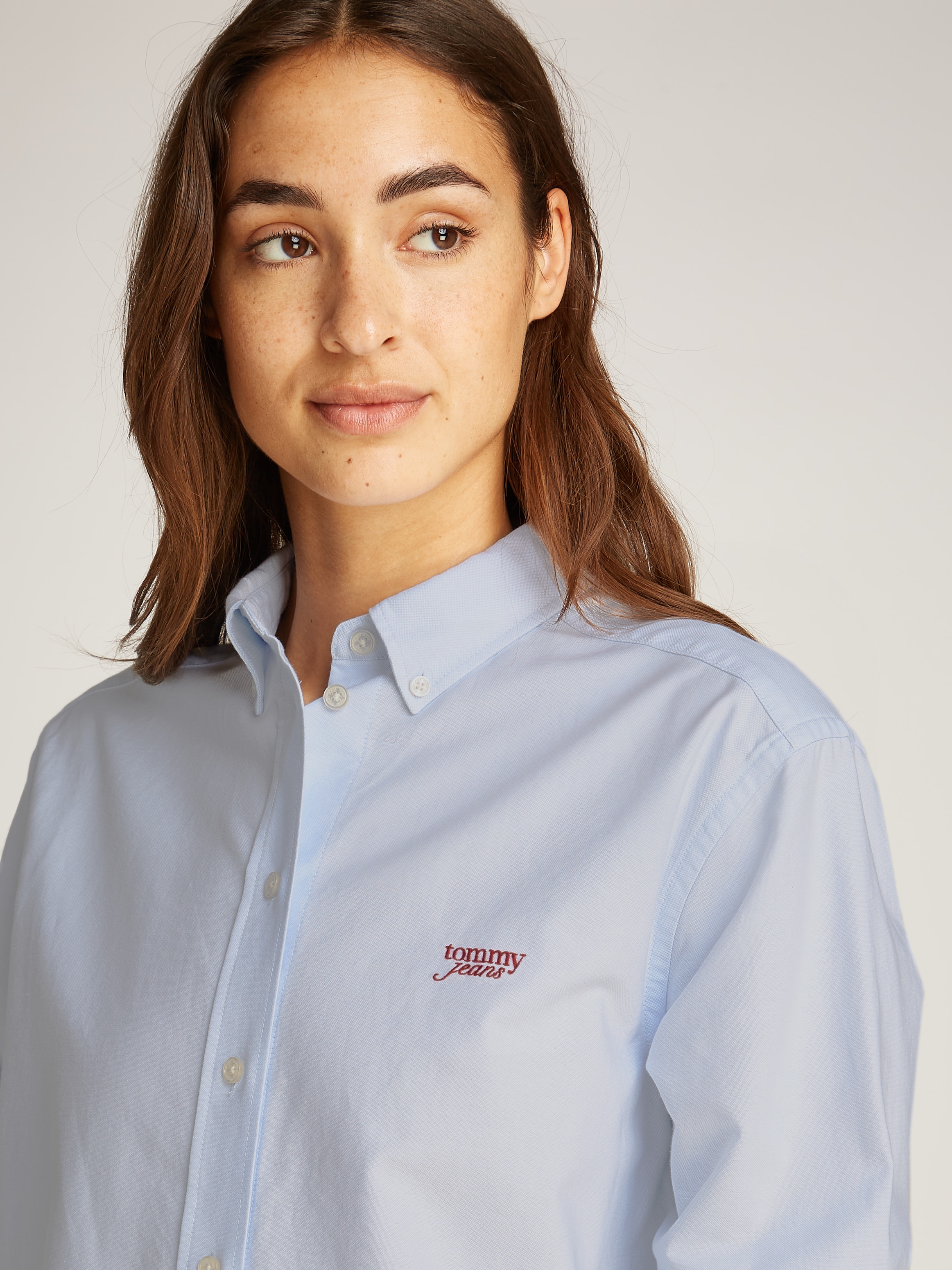 Tommy Jeans Hemdbluse »TJW RLX SCRIPT OXFORD SHIRT«, mit Logo-Stickereien