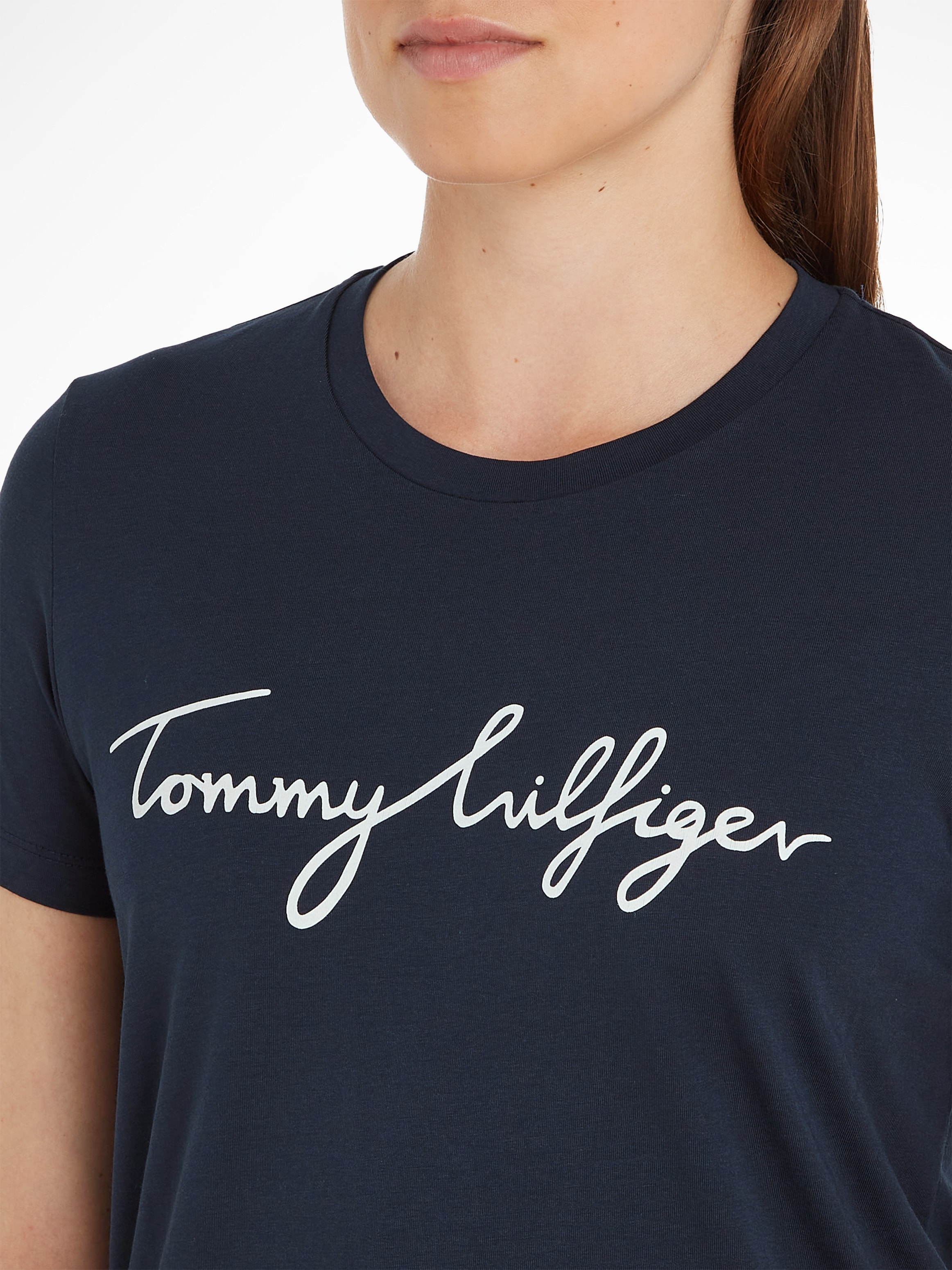T-Shirt Saum »HERITAGE Tommy am GRAPHIC mit TEE«, NECK ♕ Tommy CREW Logo-Schriftzug Script & Hilfiger bei Hilfiger Logo-Flag