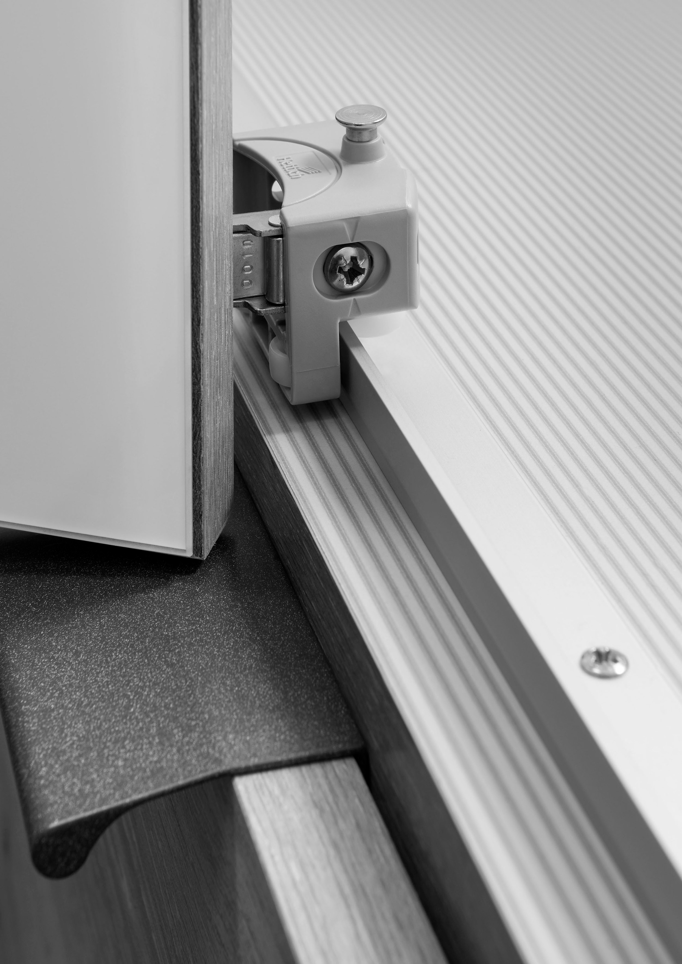 WIEMANN Falttürenschrank »Monaco, Kleiderschrank, Schrank, Wäscheschrank, mit edler Glasfront«, (2 Breiten, 2 Höhen 216/236 cm auswählbar, MADE IN GERMANY), inkl. gepämpften Schubkästen und Türen, mit Panoramaöffnung