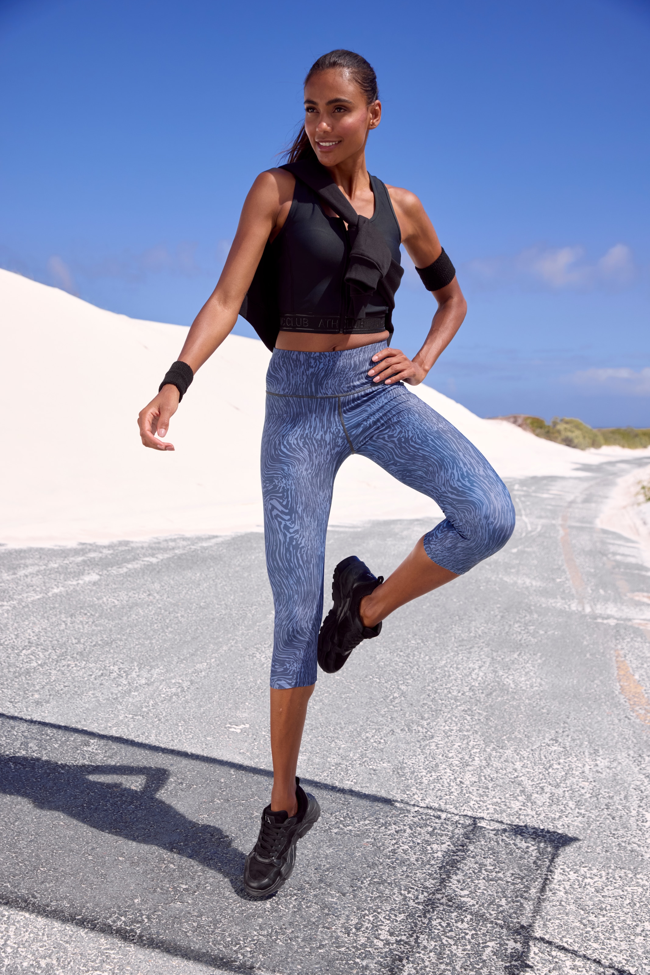 LASCANA ACTIVE Crop-Top, mit Reißverschluss und Ringerrücken