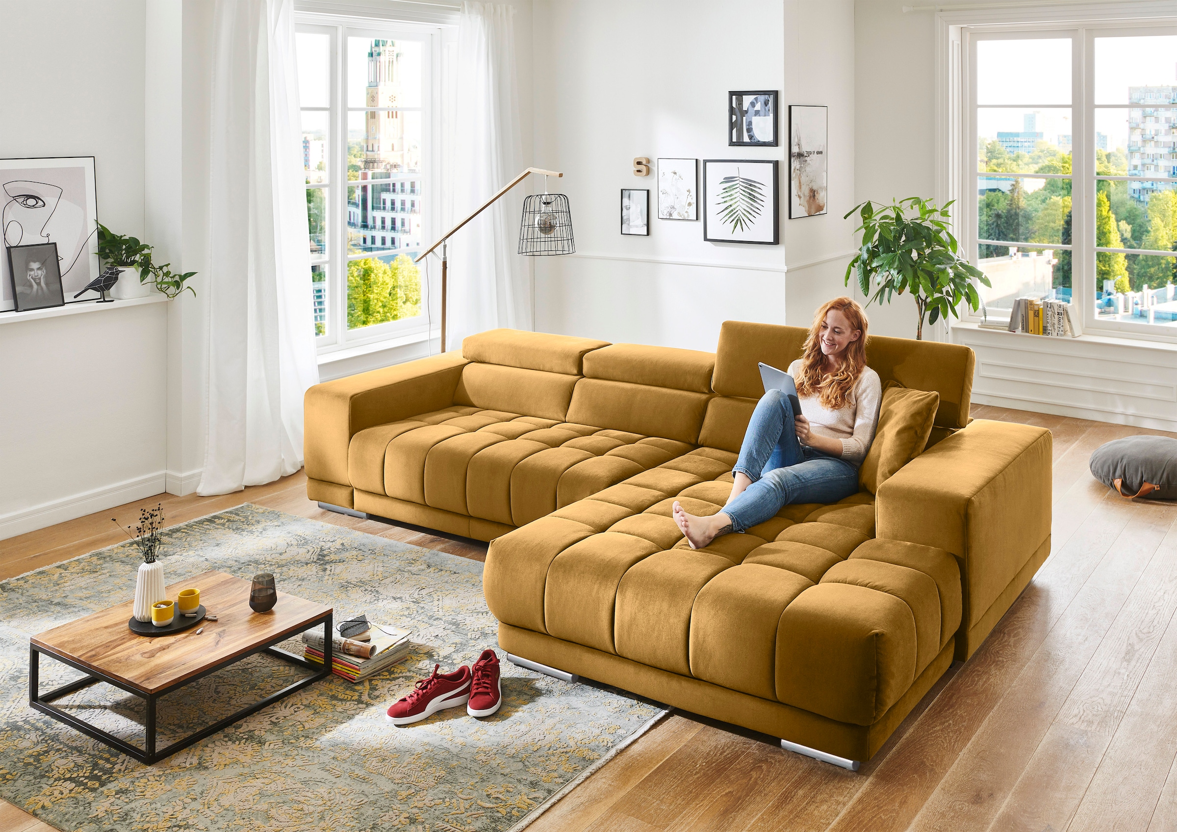 Die PlanBar Ecksofa »MP-IN15053 L-Form extra breiter Schenkel« mit Kopfteilverstellung, wahlweise mit manueller Vorziehbank