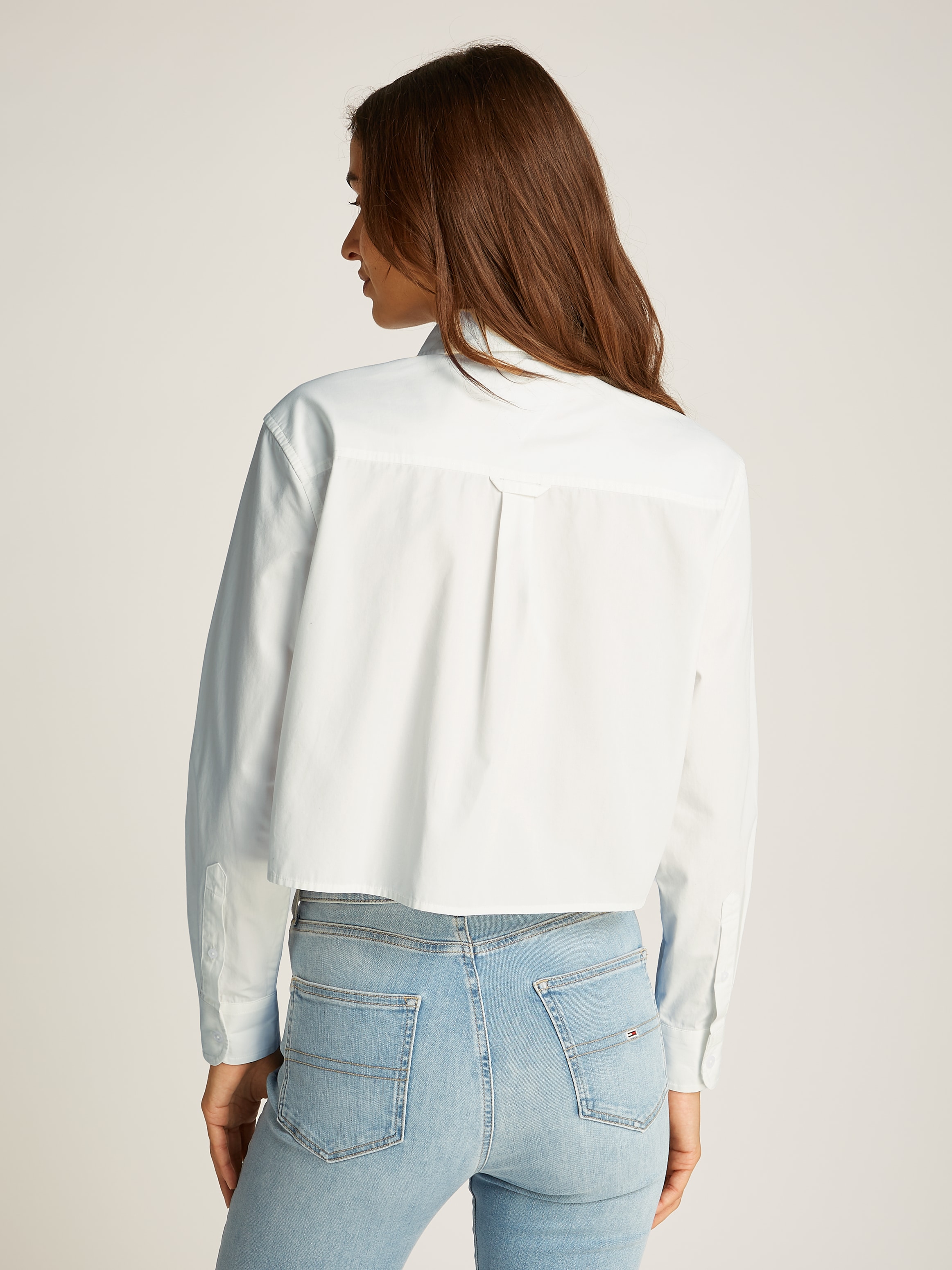 Tommy Jeans Hemdbluse »TJW CRP RLX POPLIN SHIRT«, in verkürzter Länge, mit Logostickerei