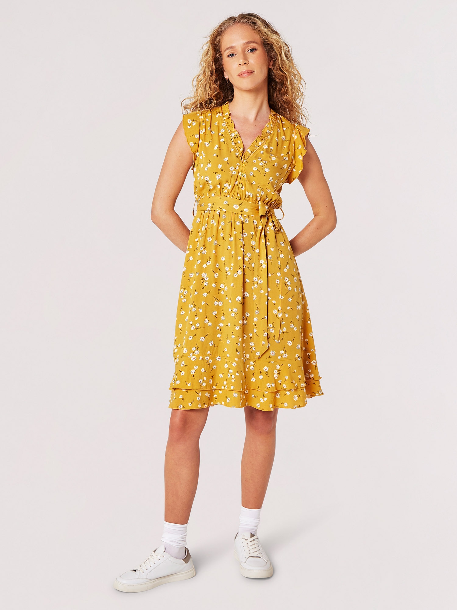 Apricot Minikleid »Geblümtes Kleid« mit Taillenband, 2 tlg. mit Rüschen und Gänseblümchen