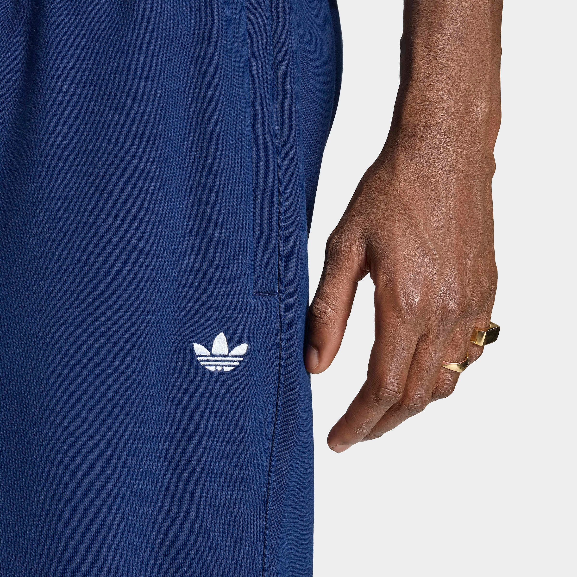 adidas Originals Sporthose »TREFOIL ESSENTIALS, OFFENER SAUM«  sportlicher Stil, normal-weite Passform, ohne Verschluss