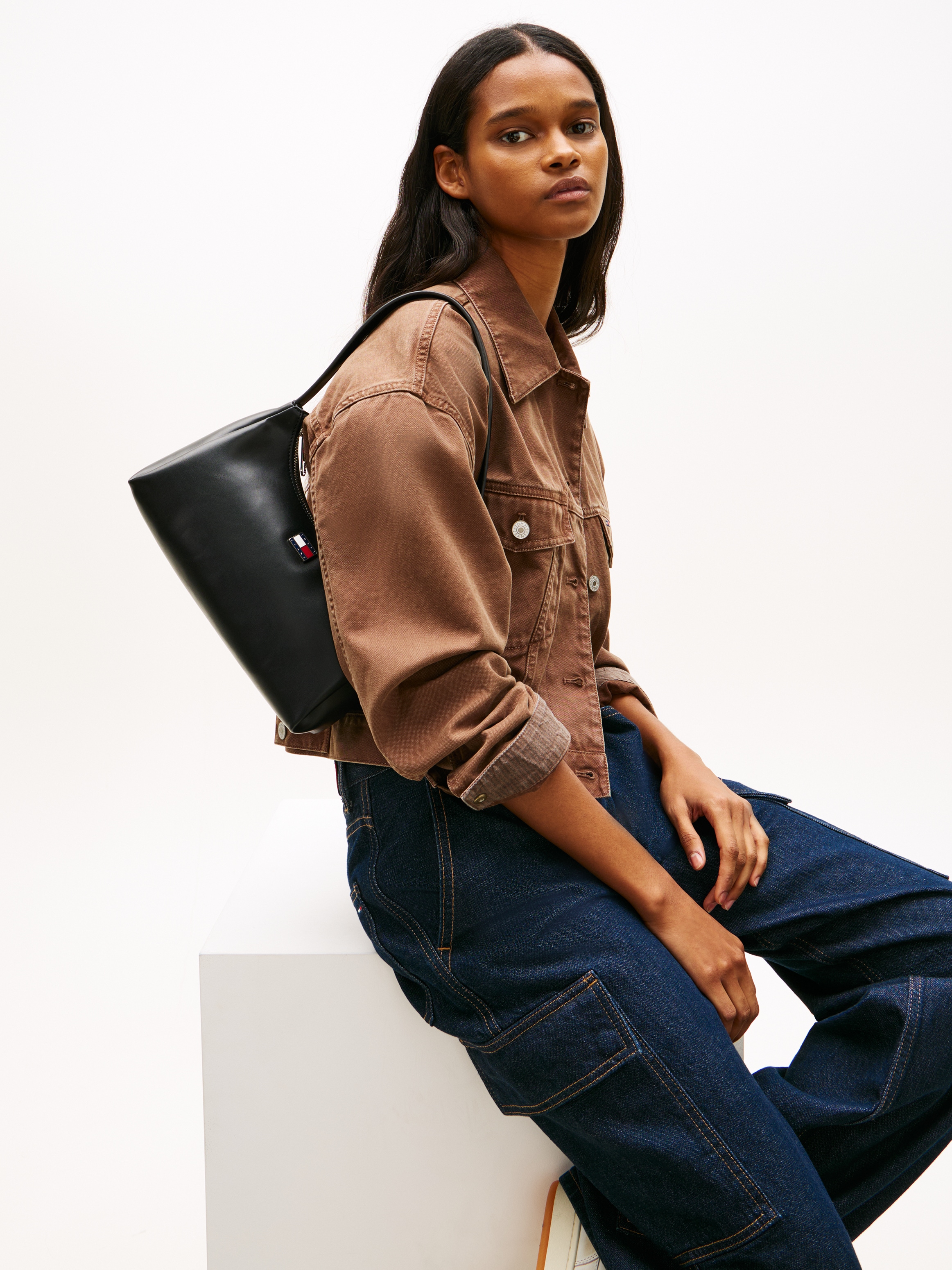 Tommy Jeans Schultertasche »TJW CITY CHARM SHOULDER BAG« Damen Schultertasche, Henkeltasche mit farbigem Schmuckelement