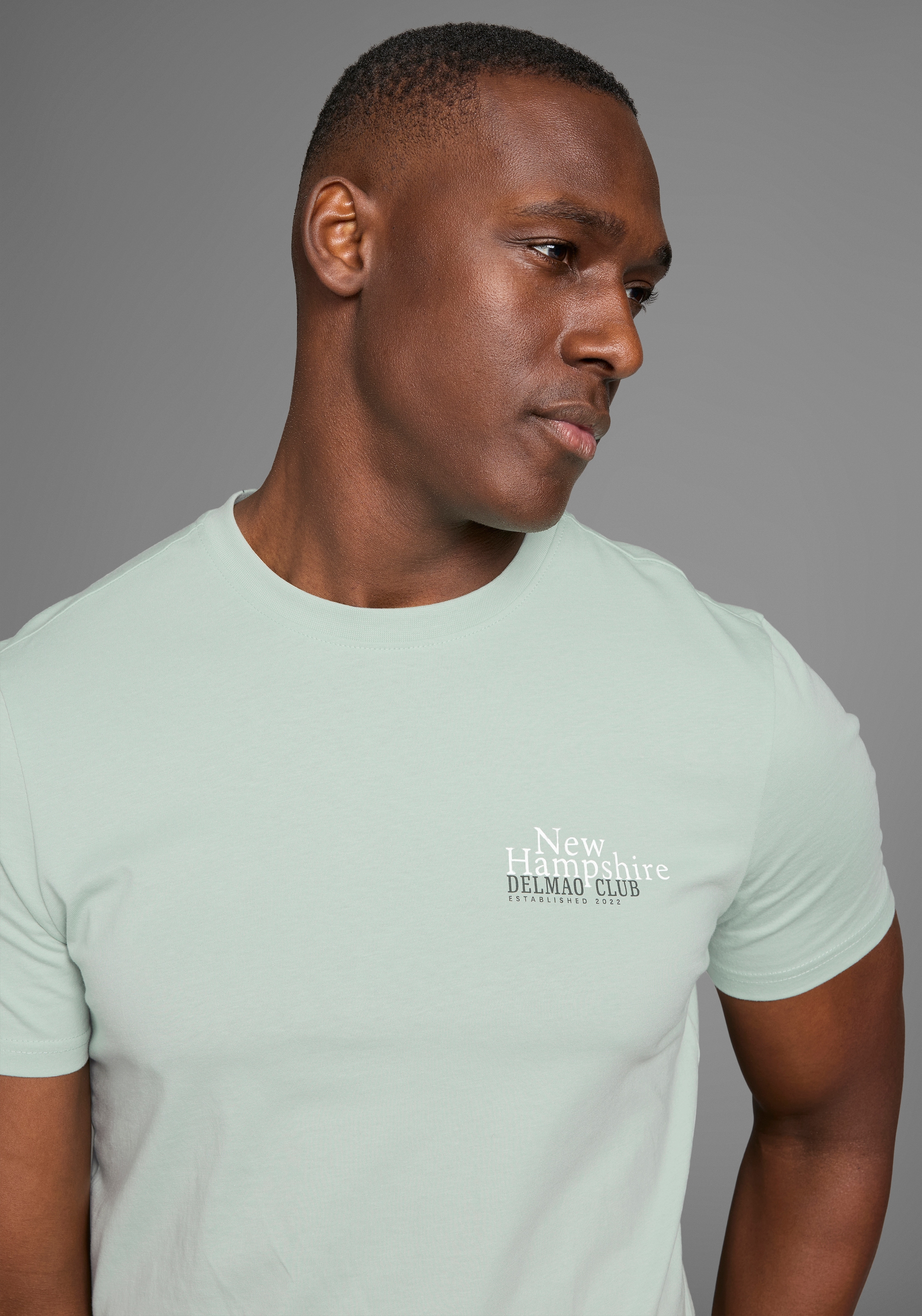 DELMAO T-Shirt mit dezentem Logo-Schriftzug im Club-Design