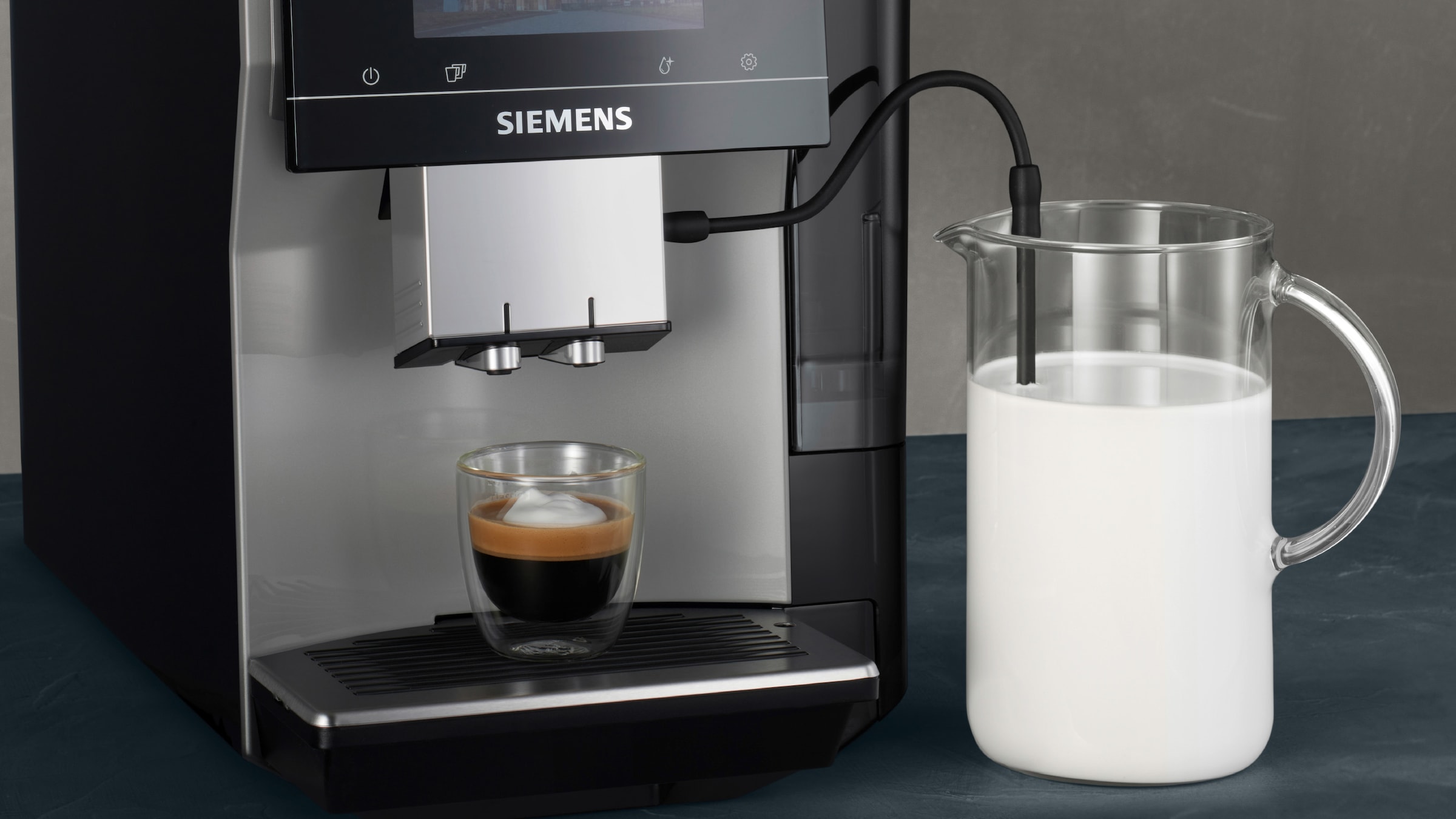 SIEMENS Kaffeevollautomat »EQ700 classic TP715D47, Cold Brew, intuitives 5" TFT-Display«, App, iaromaSelect, 10 Favoriten, autom. Dampfreinigung,silber metallic