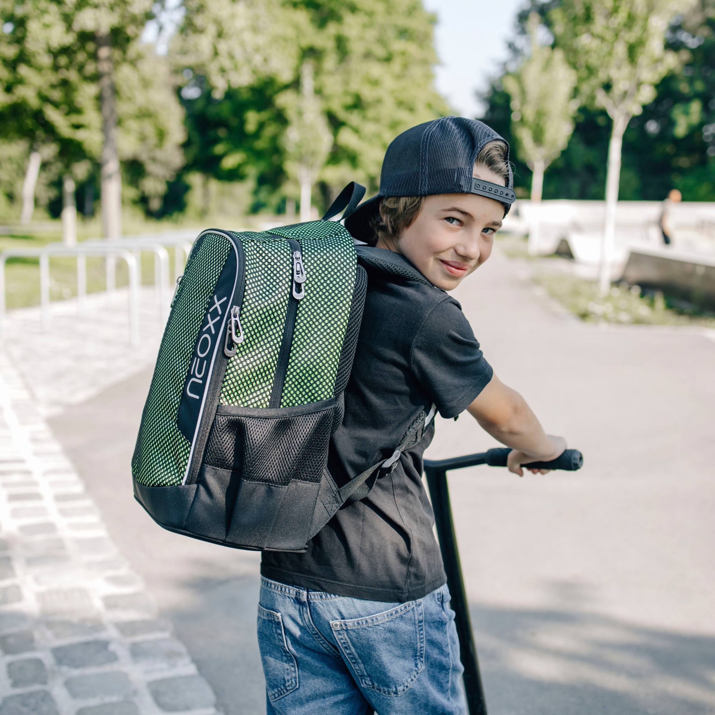 neoxx Schulrucksack »Flow, All about Neon«, teilweise aus recyceltem Material