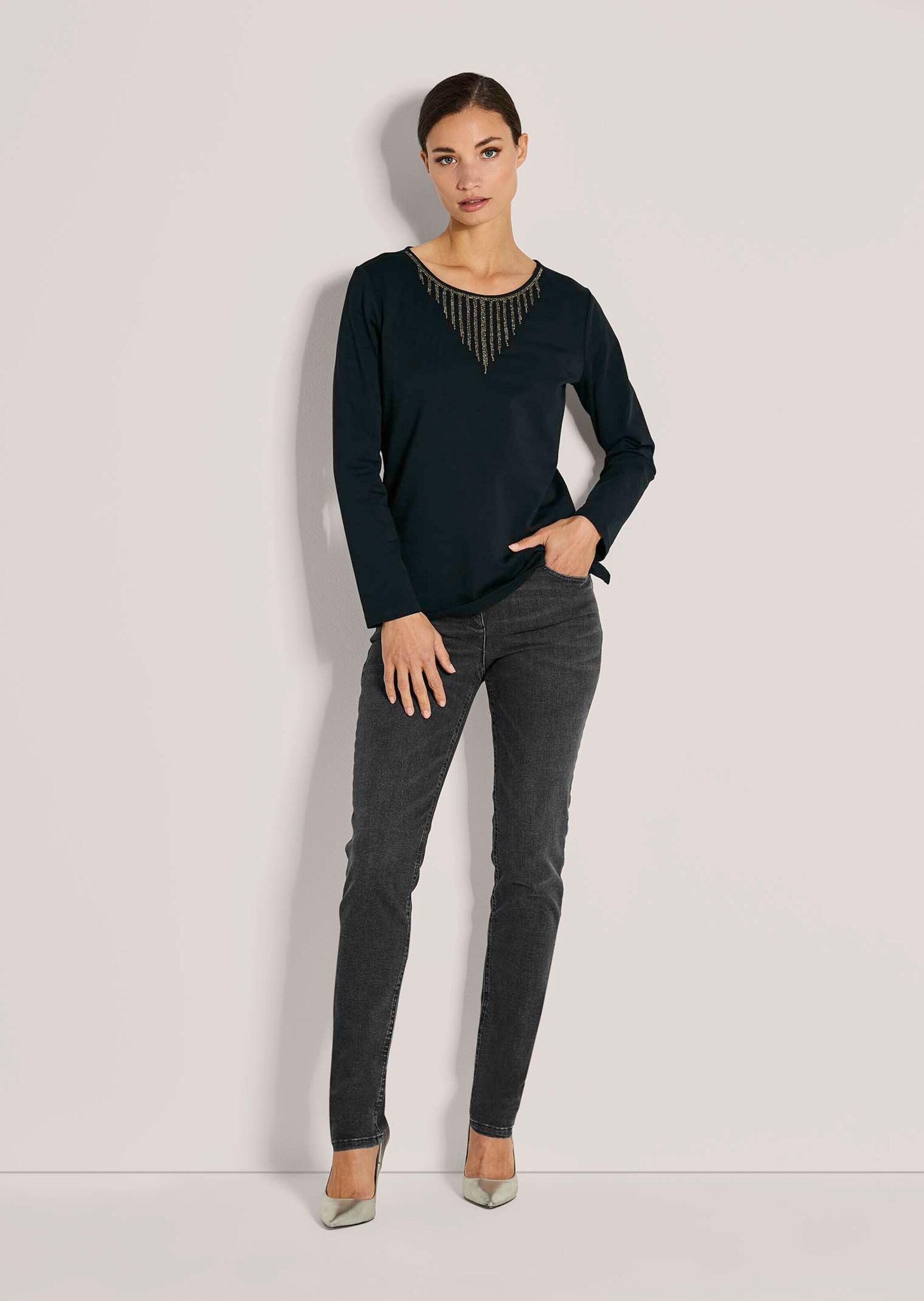 MADELEINE Langarmshirt »Sweatshirt Glamouröser Pullover, Strassakzente« Shirt mit extravaganter Kettendekoration