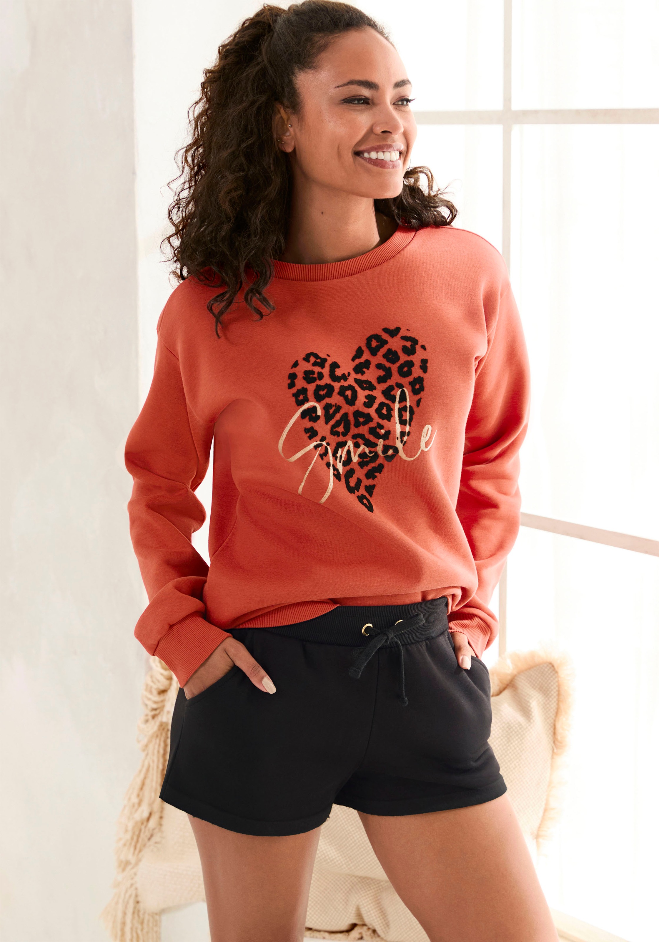 LASCANA Sweatshirt, mit Herz-Leo-Druck, Loungewear