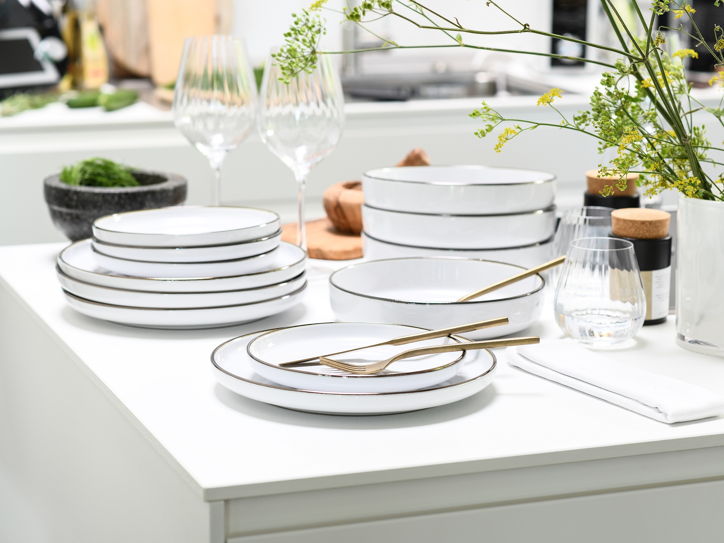 CreaTable Tafelservice »Nordic Festive, Service 12-tlg.« Teller Set, Minimalistisches Design, Dezente goldene Akzente