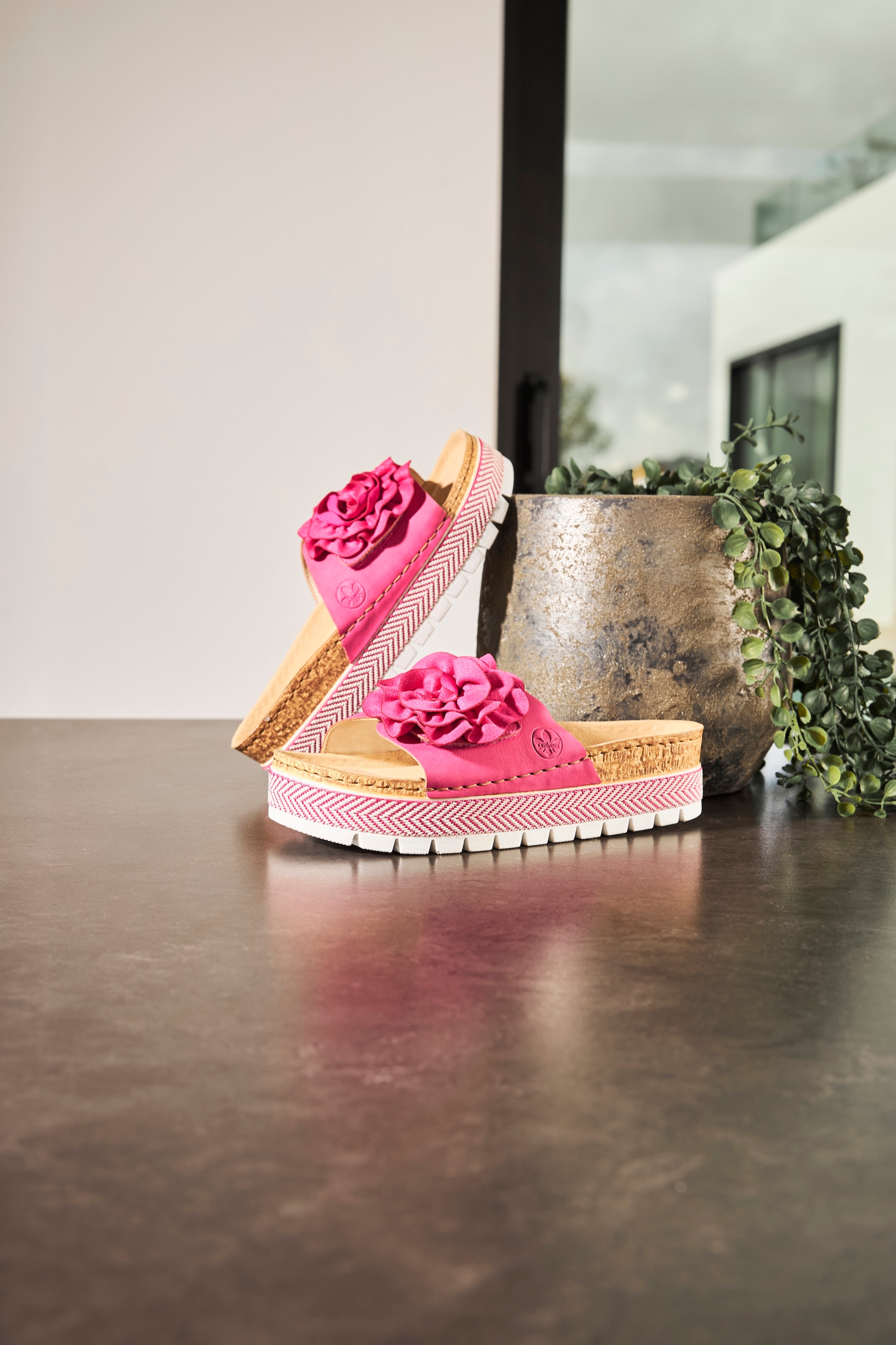 Rieker Pantolette  Sommerschuh, Schlappen mit modischem Plateau