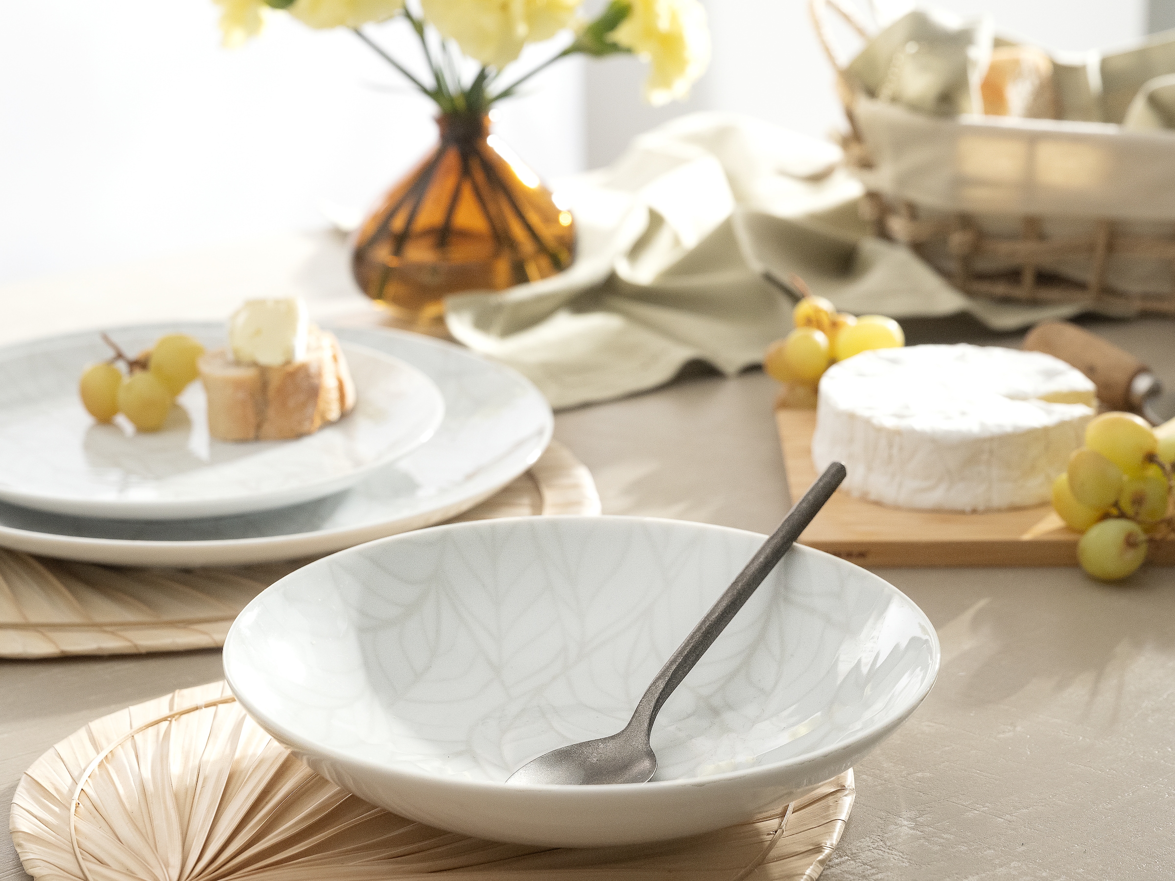 CreaTable Teller-Set »Geschirr-Set Home - Blätter«, (Set, 12 tlg., Tafelservice für 4 Personen), Service, weiß, Used-/Vintage-Look, 12 Teile, für 4 Personen