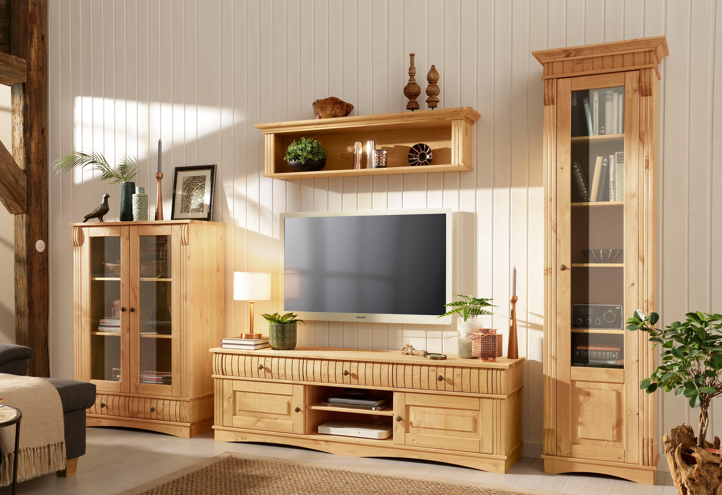 Home affaire Vitrine »Teresa«, mit 2 Glastüren und 2 Schubladen, Höhe 120 cm, aus Massivholz