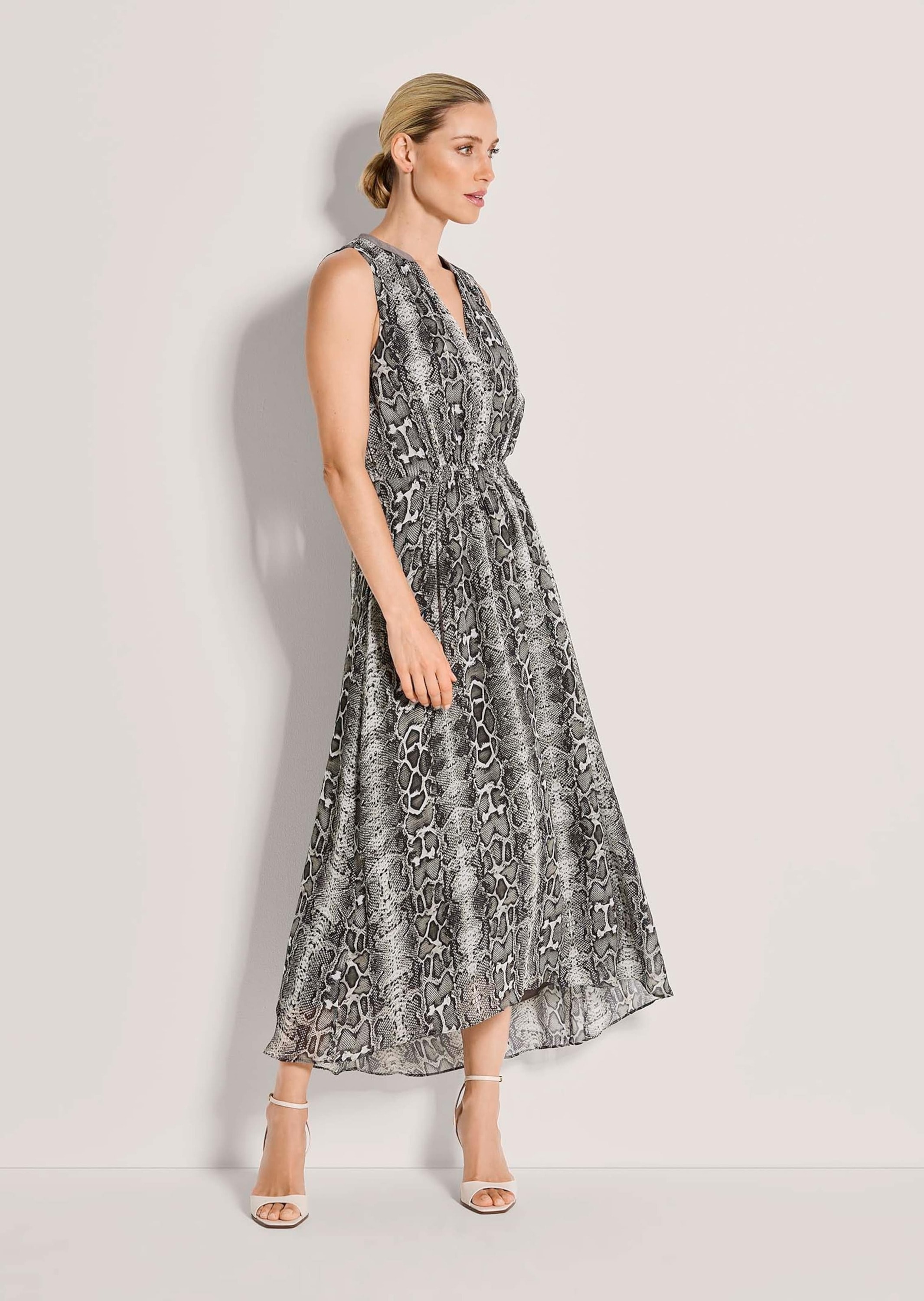 MADELEINE Midikleid »Chiffonkleid Sommerkleid mit Schlangenmuster« Kleid hinten länger als vorne