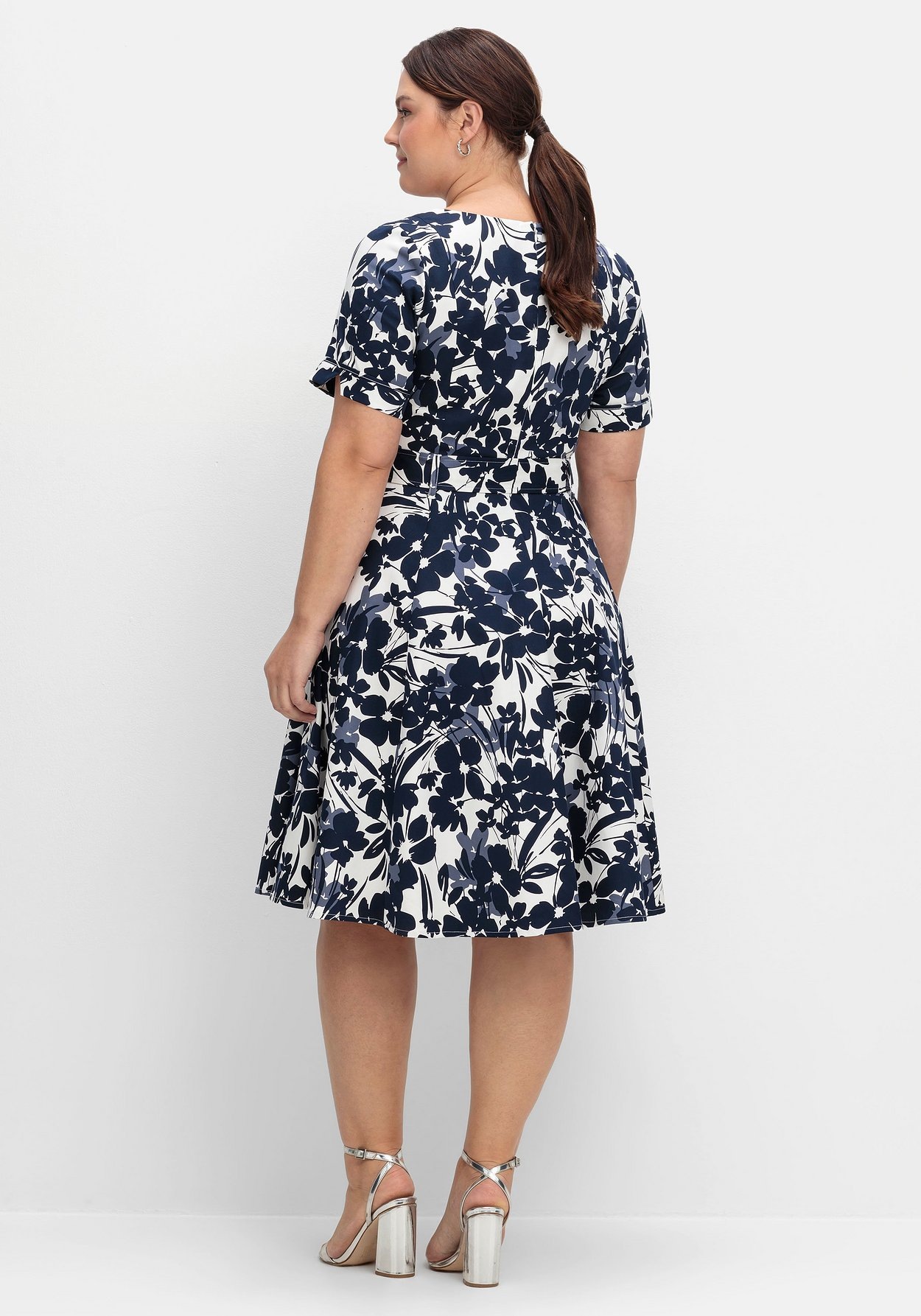 Sheego Abendkleid »Cocktailkleid mit Blumenprint und Stoffgürtel«